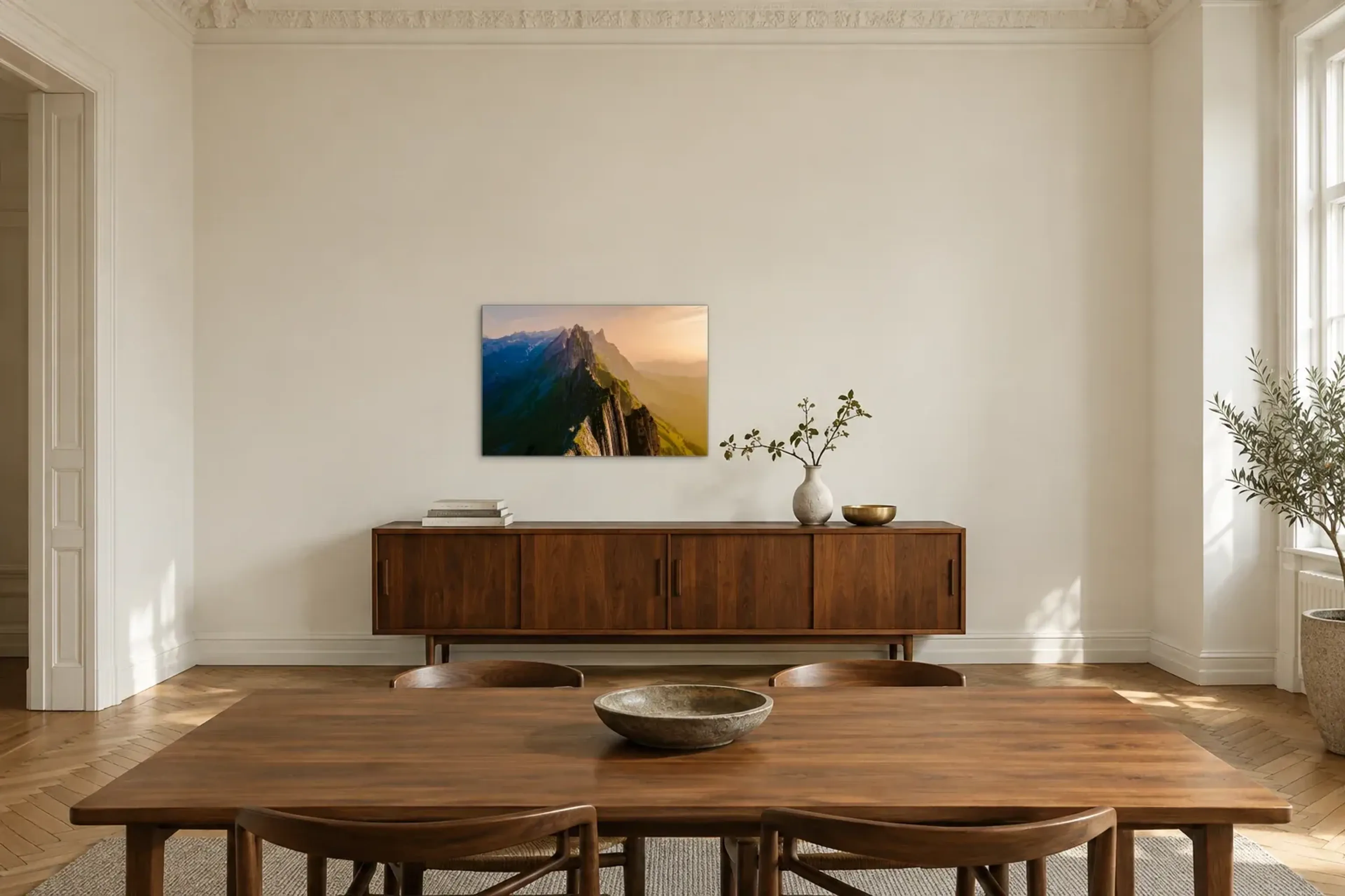 Bergkamm als Wandbild über einem 200-cm-Sideboard