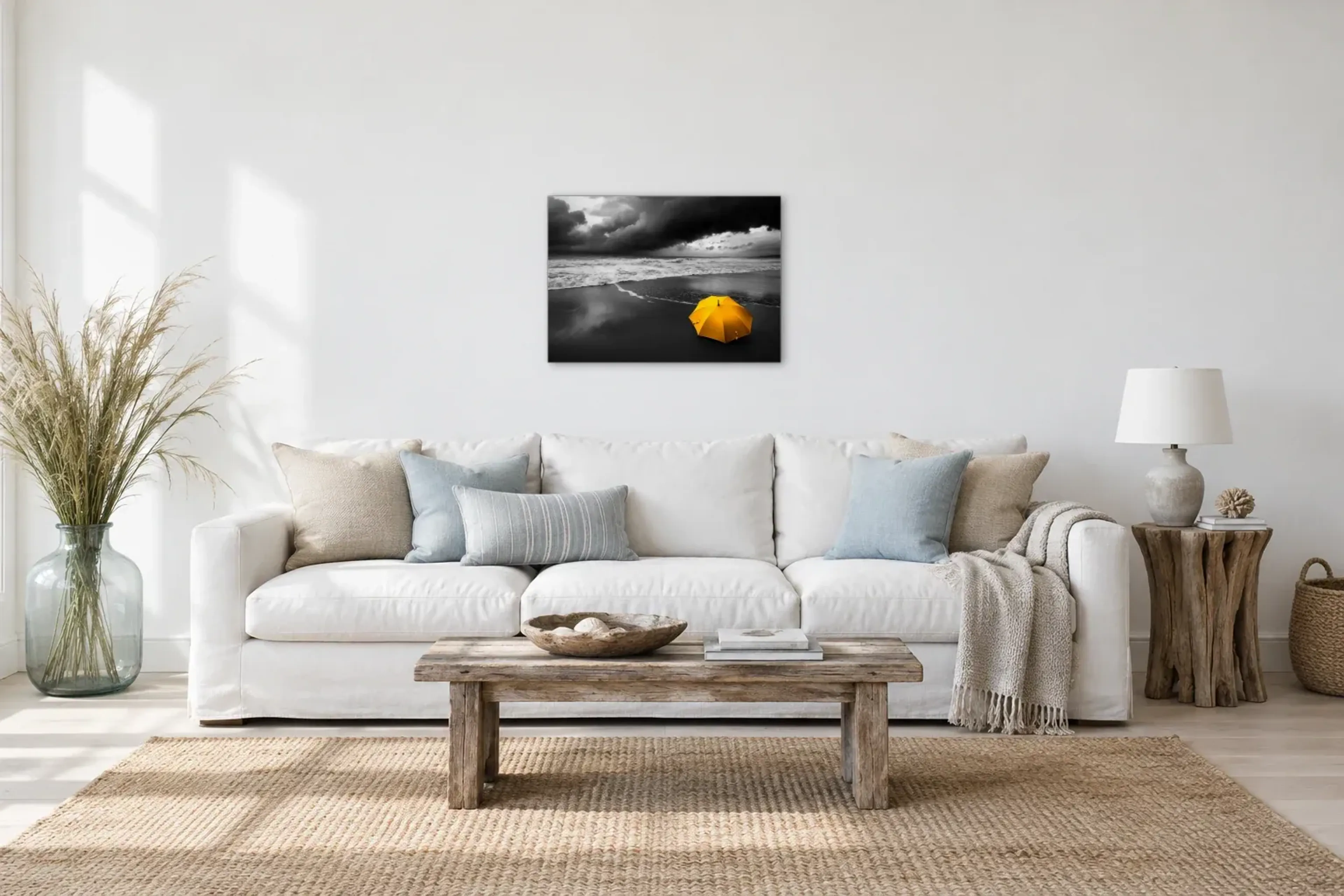 Gelber Schirm am Meer als Wandbild über einem 220-cm-Sofa