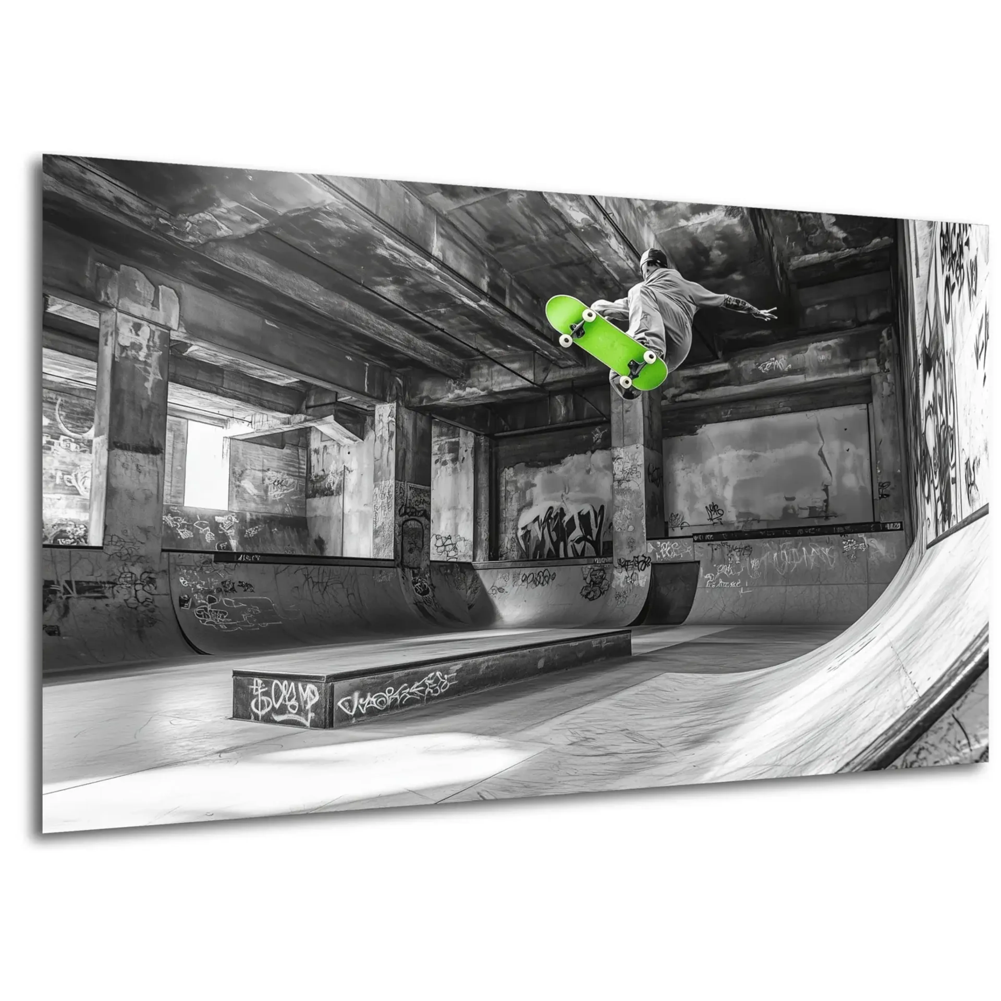 Sprung mit grünem Skateboard – Ansicht 5