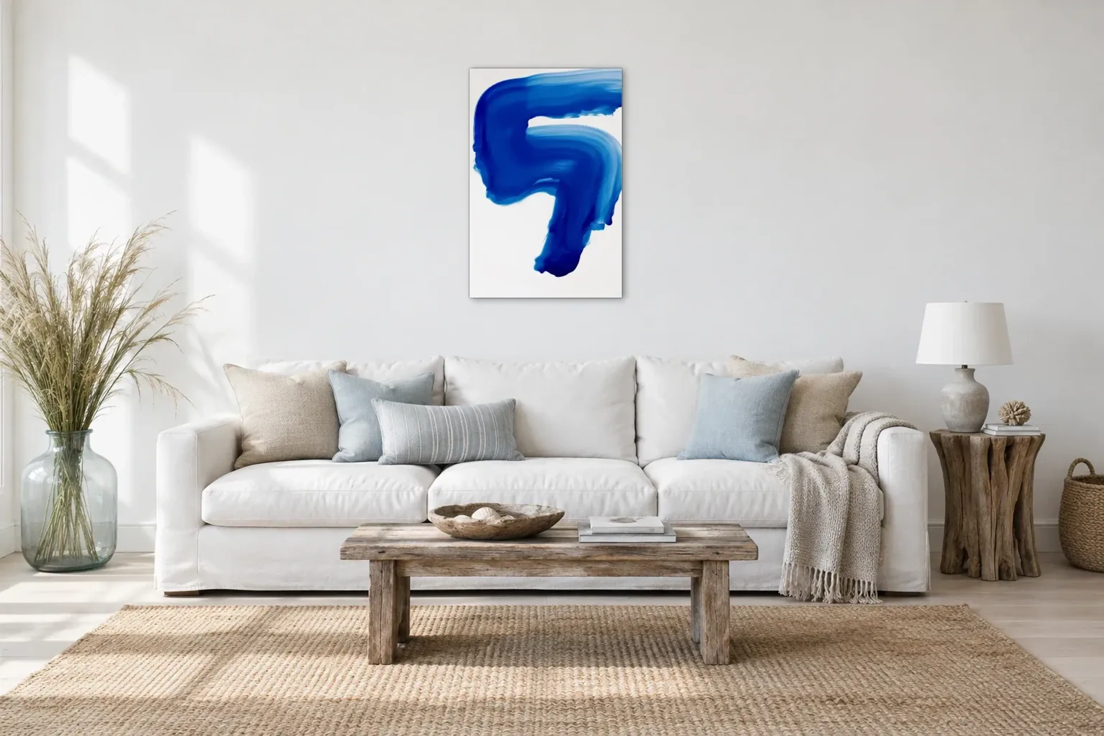 Blauer Schwung als Wandbild über einem 220-cm-Sofa