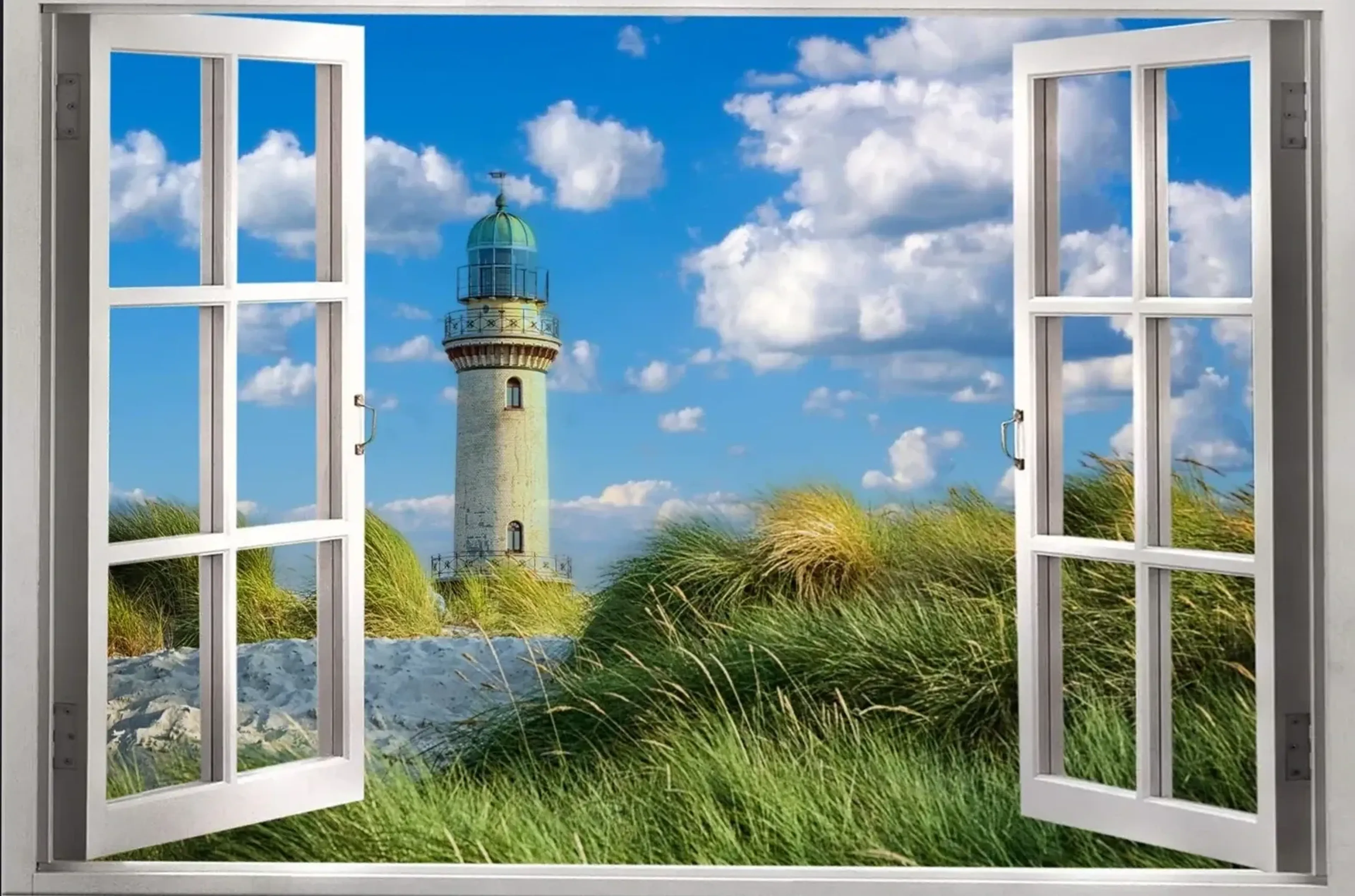 Ein heller Leuchtturm mit grüner Kuppel steht hinter grasbewachsenen Dünen, eingerahmt von weißen Fensterflügeln.