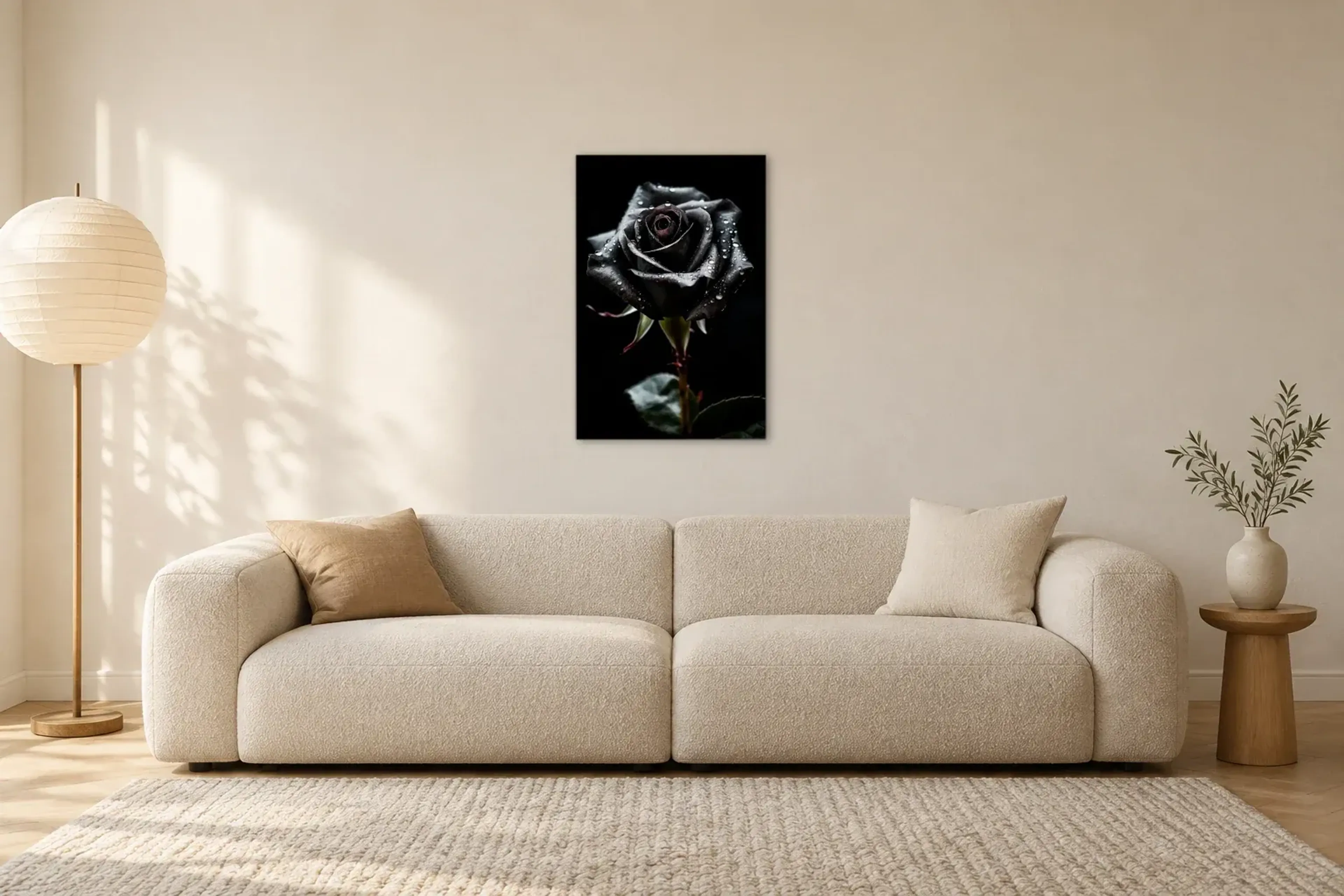 Schwarze Rose als Wandbild über einem 230-cm-Sofa