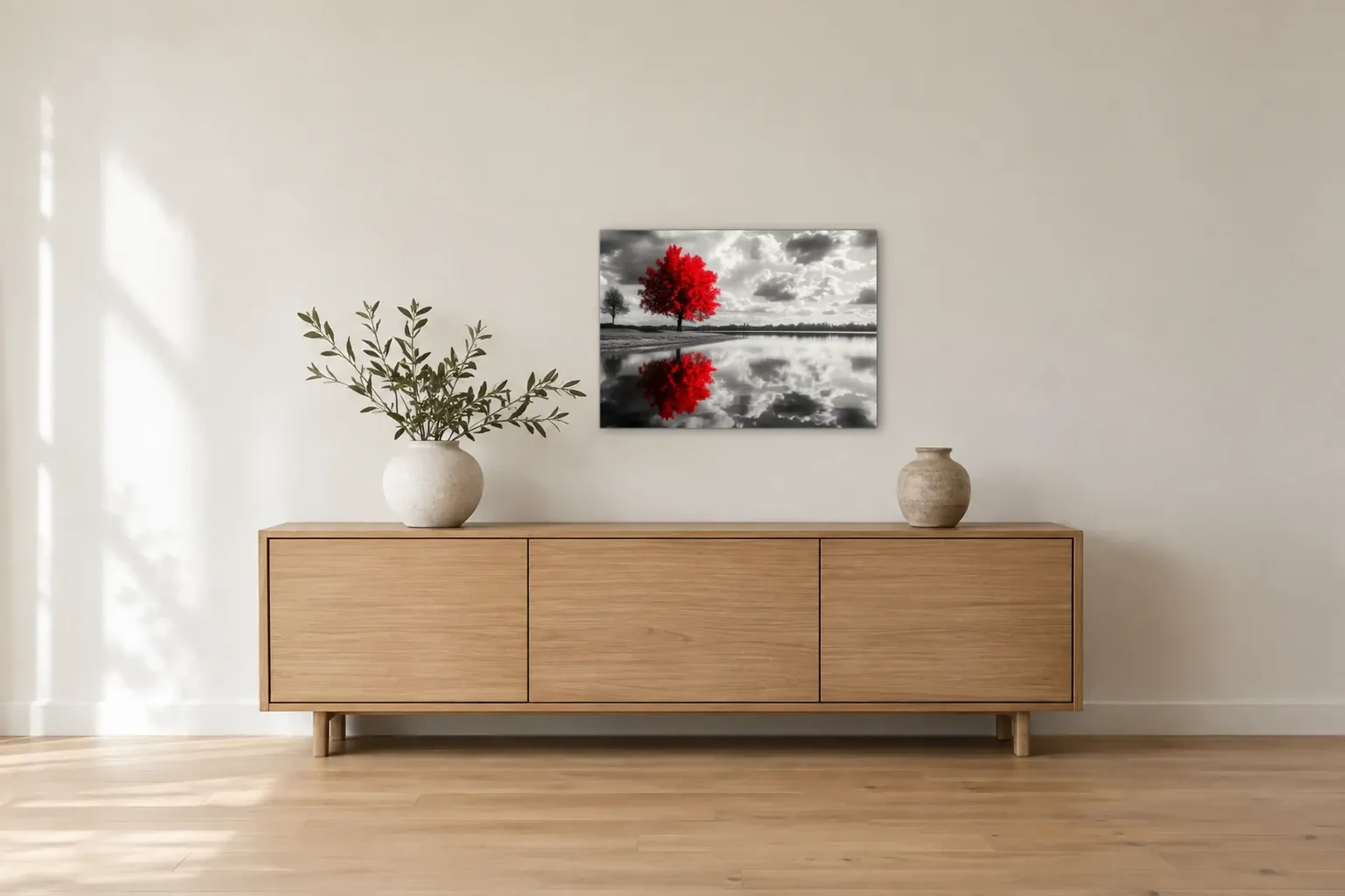 Baumspiegelung als Wandbild über einem 180-cm-Sideboard