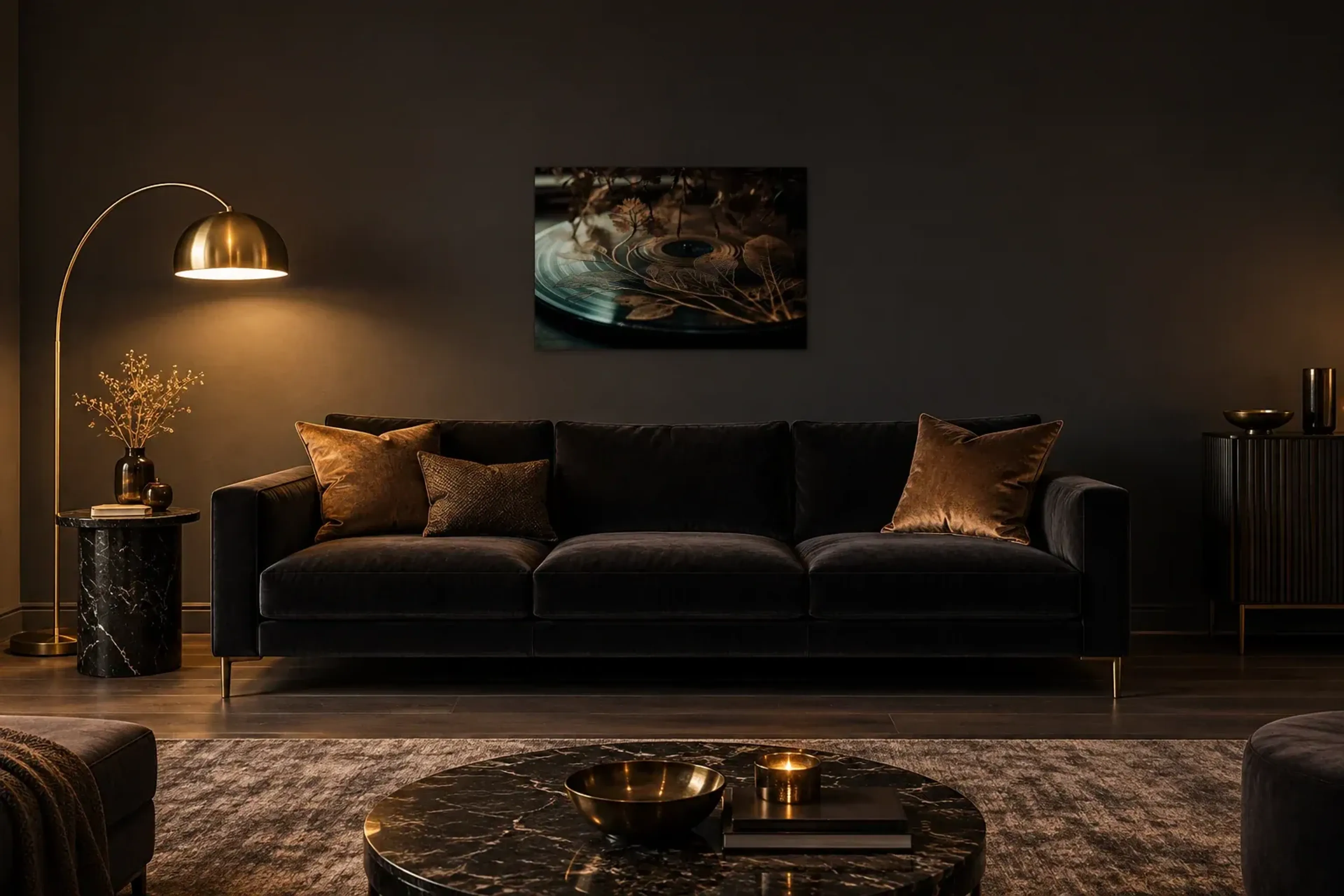 Schallplatte mit Blättern als Wandbild über einem 220-cm-Sofa