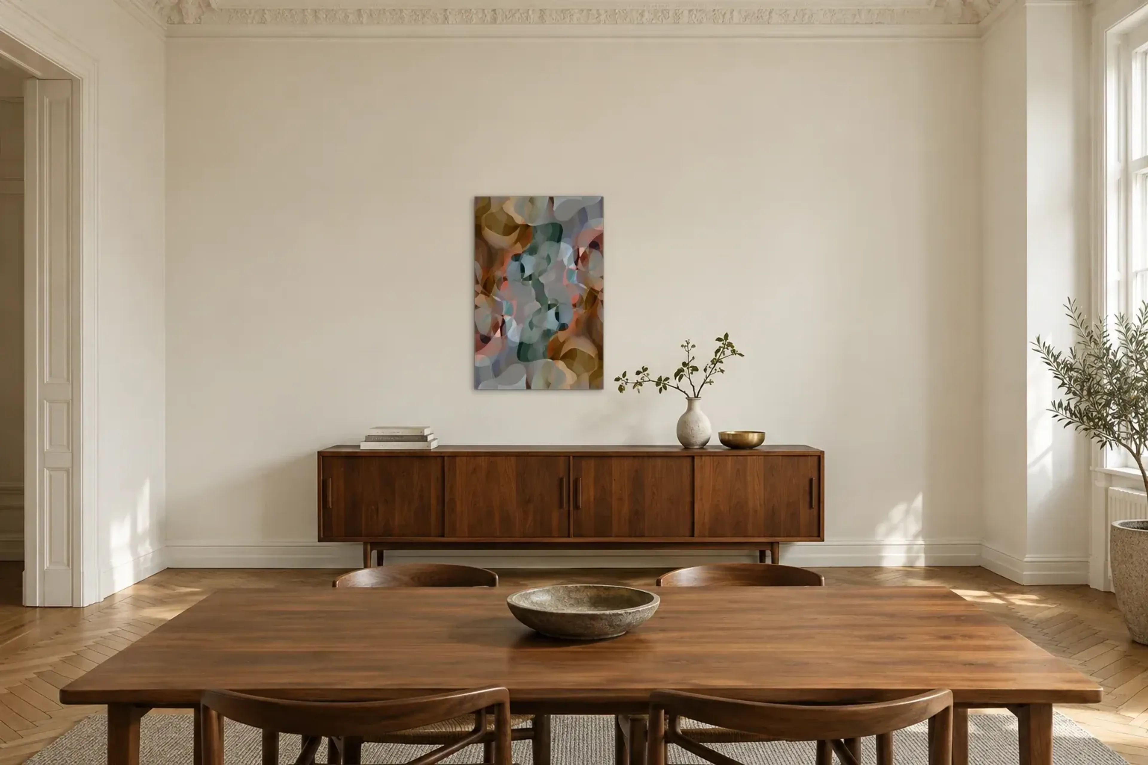 Fließende Farbformen als Wandbild über einem 200-cm-Sideboard