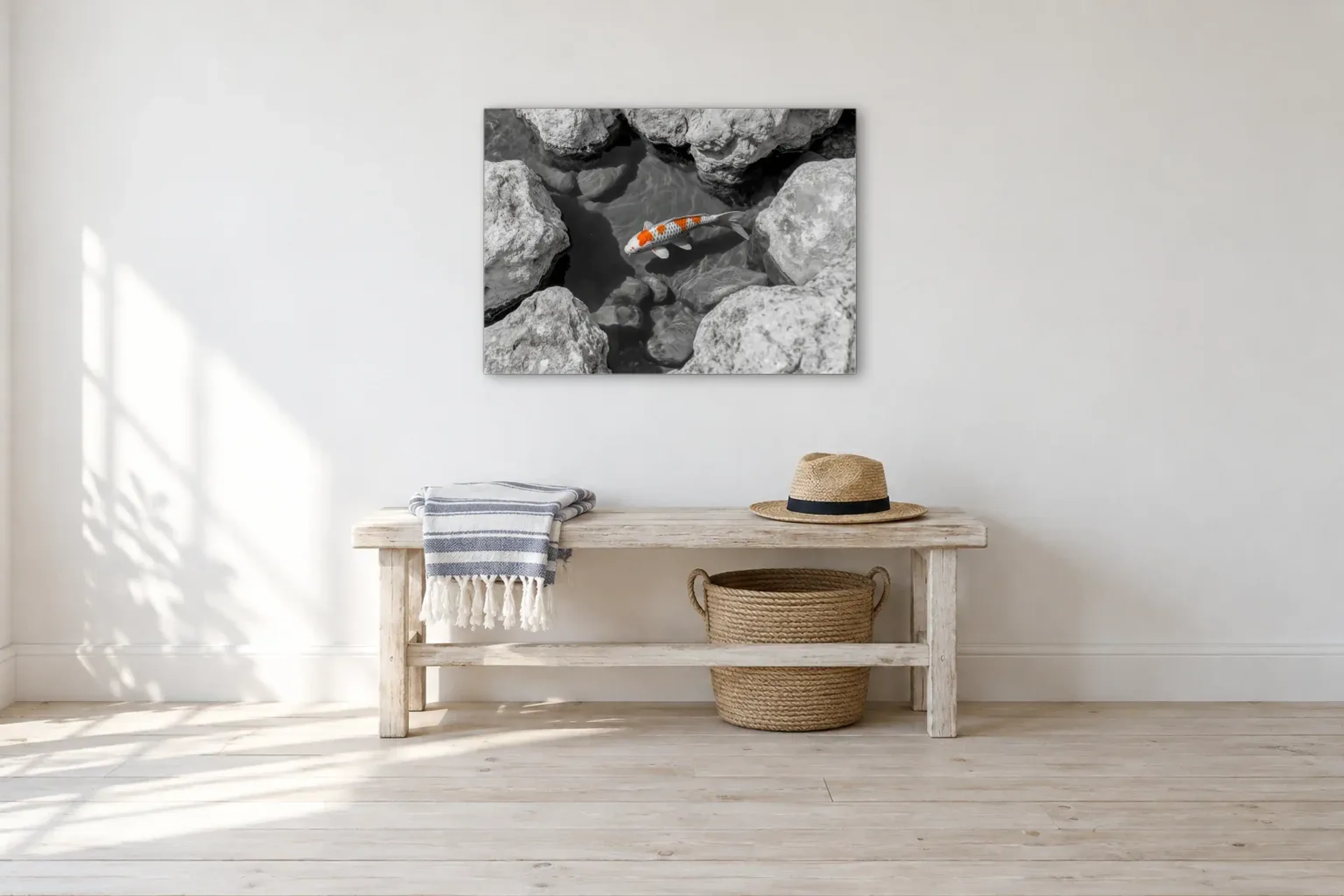 Koi zwischen Felsen als Wandbild über einer 100-cm-Bank