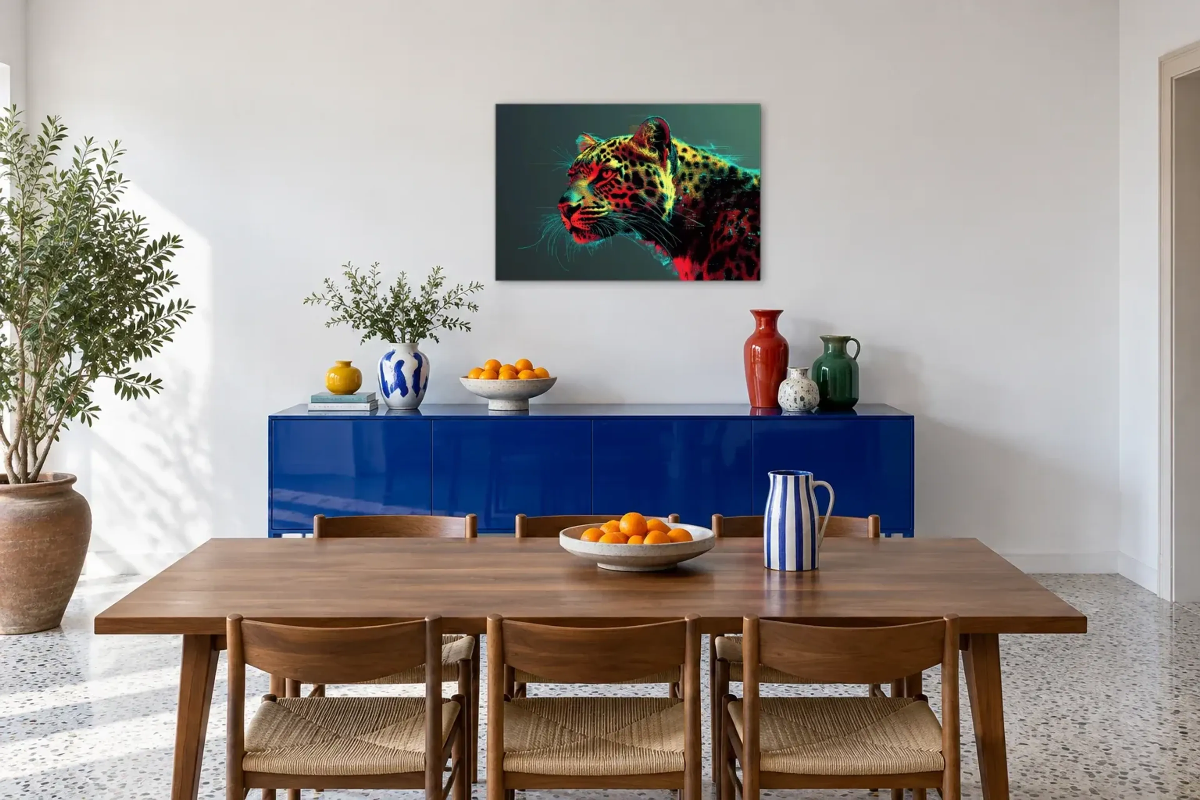 Leopard in Rot und Türkis als Wandbild über einem 180-cm-Sideboard