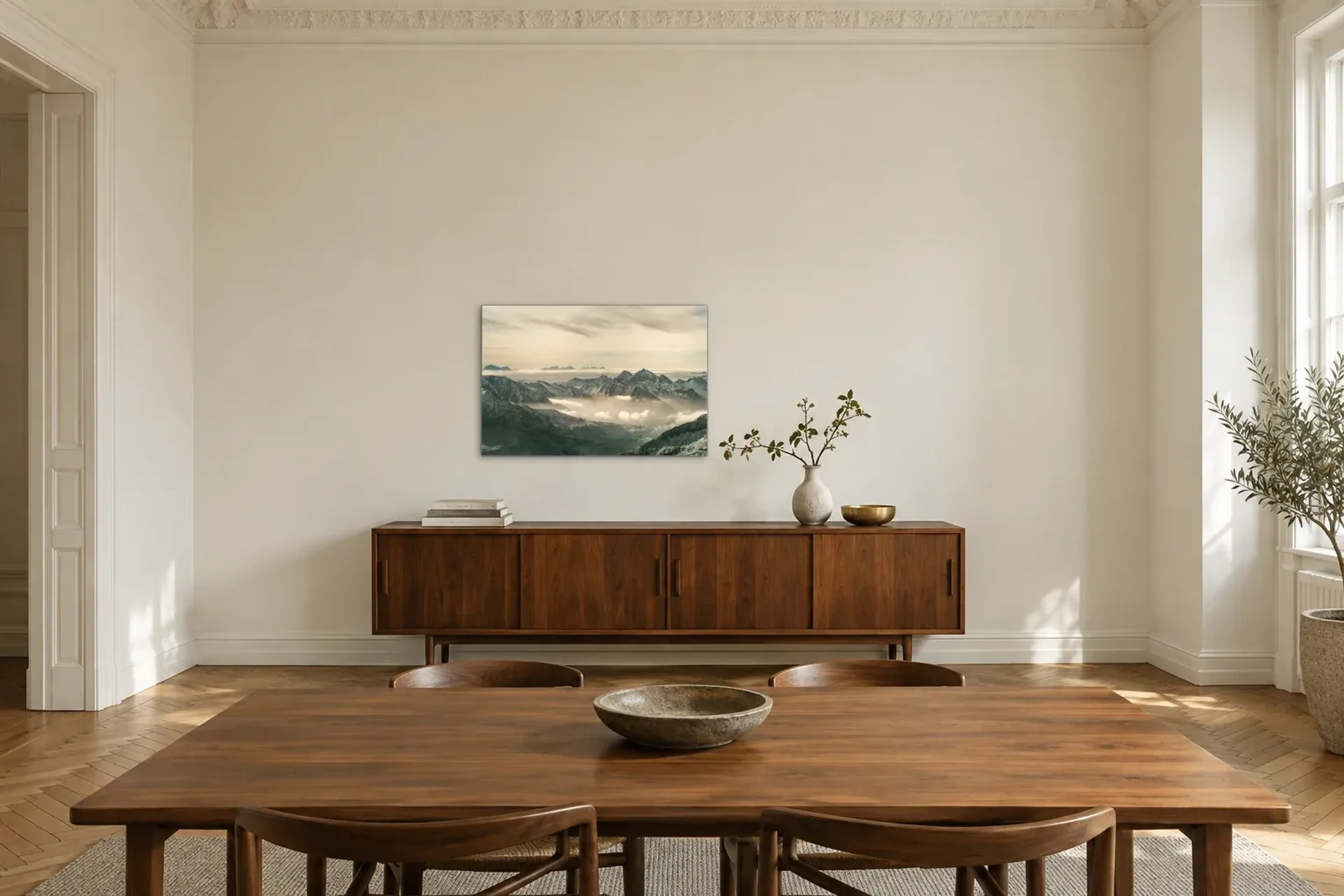 Gipfel über den Wolken als Wandbild über einem 200-cm-Sideboard