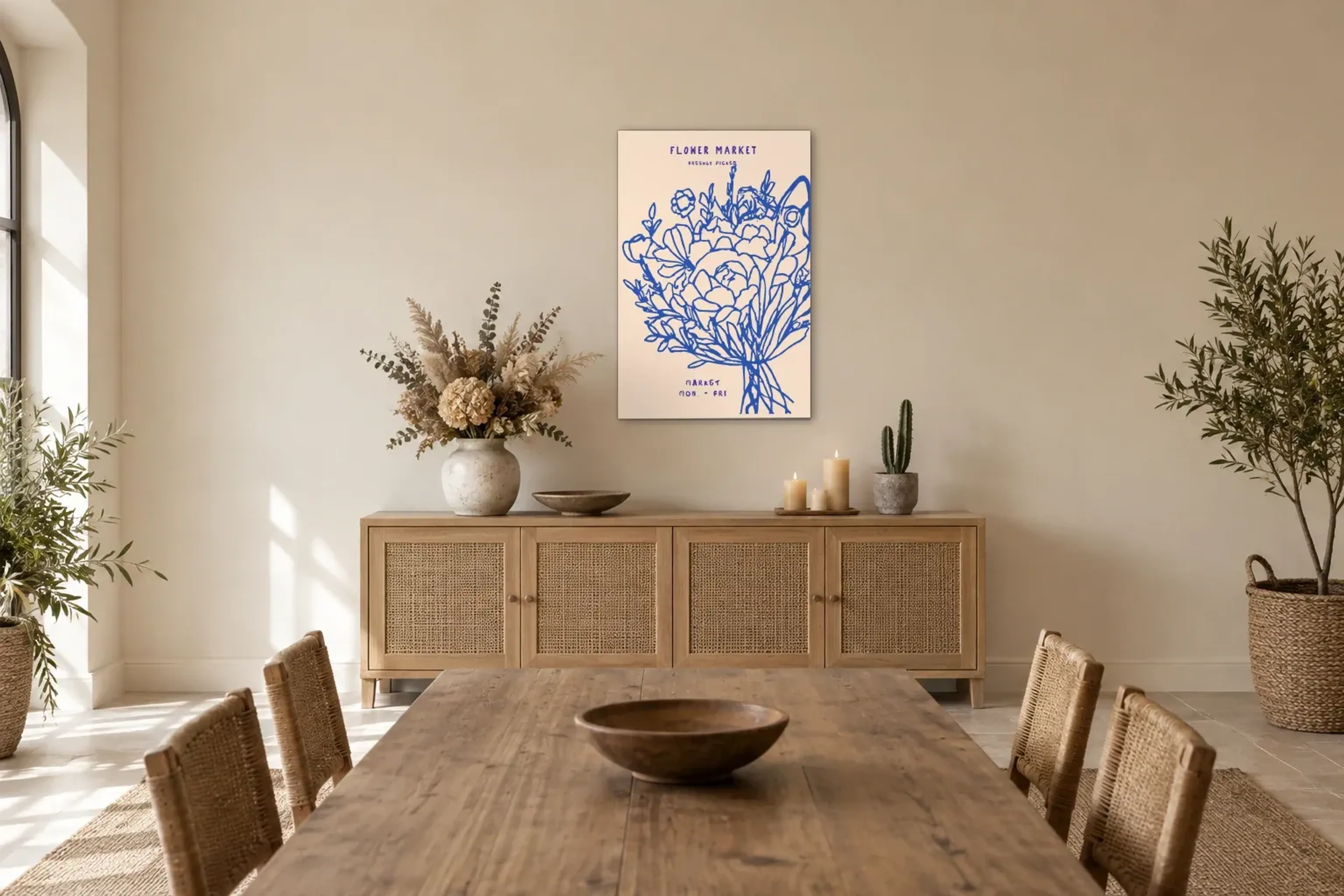 Blumenstrauß in Blau als Wandbild über einem 160-cm-Sideboard