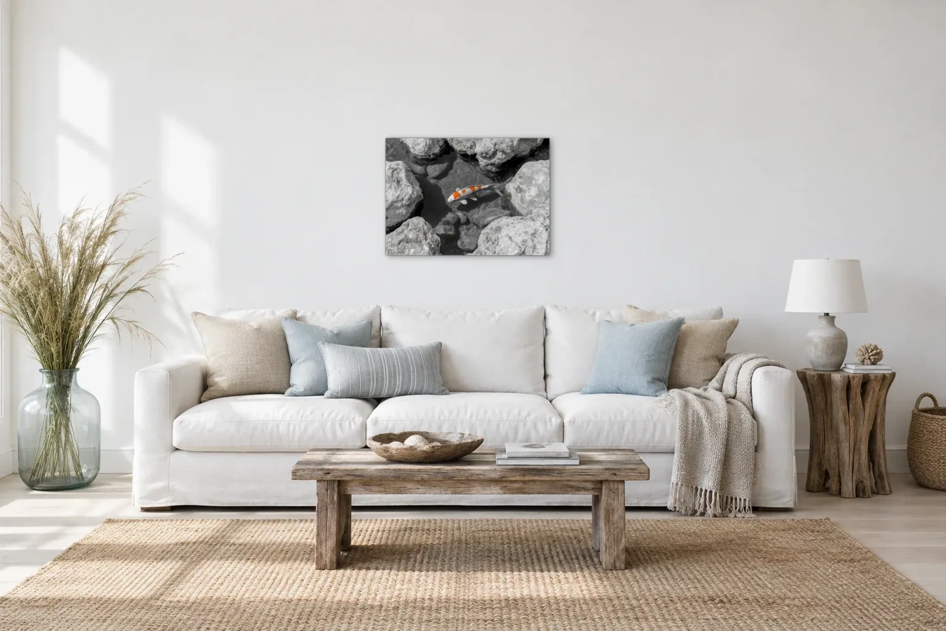 Koi zwischen Felsen als Wandbild über einem 220-cm-Sofa