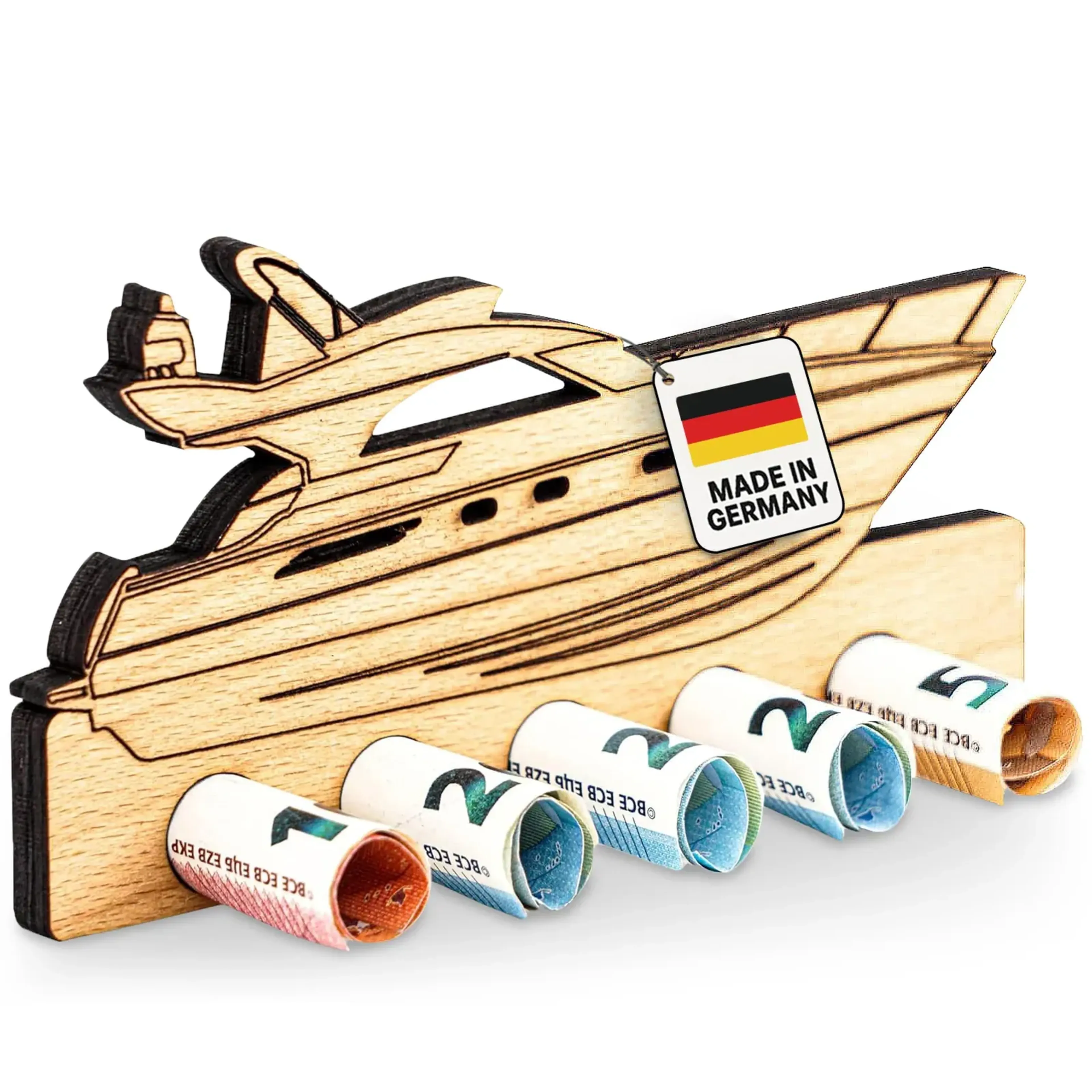Helle Yacht aus Holz mit dunklen Konturen und fünf gerollten Geldscheinen an der Vorderseite.