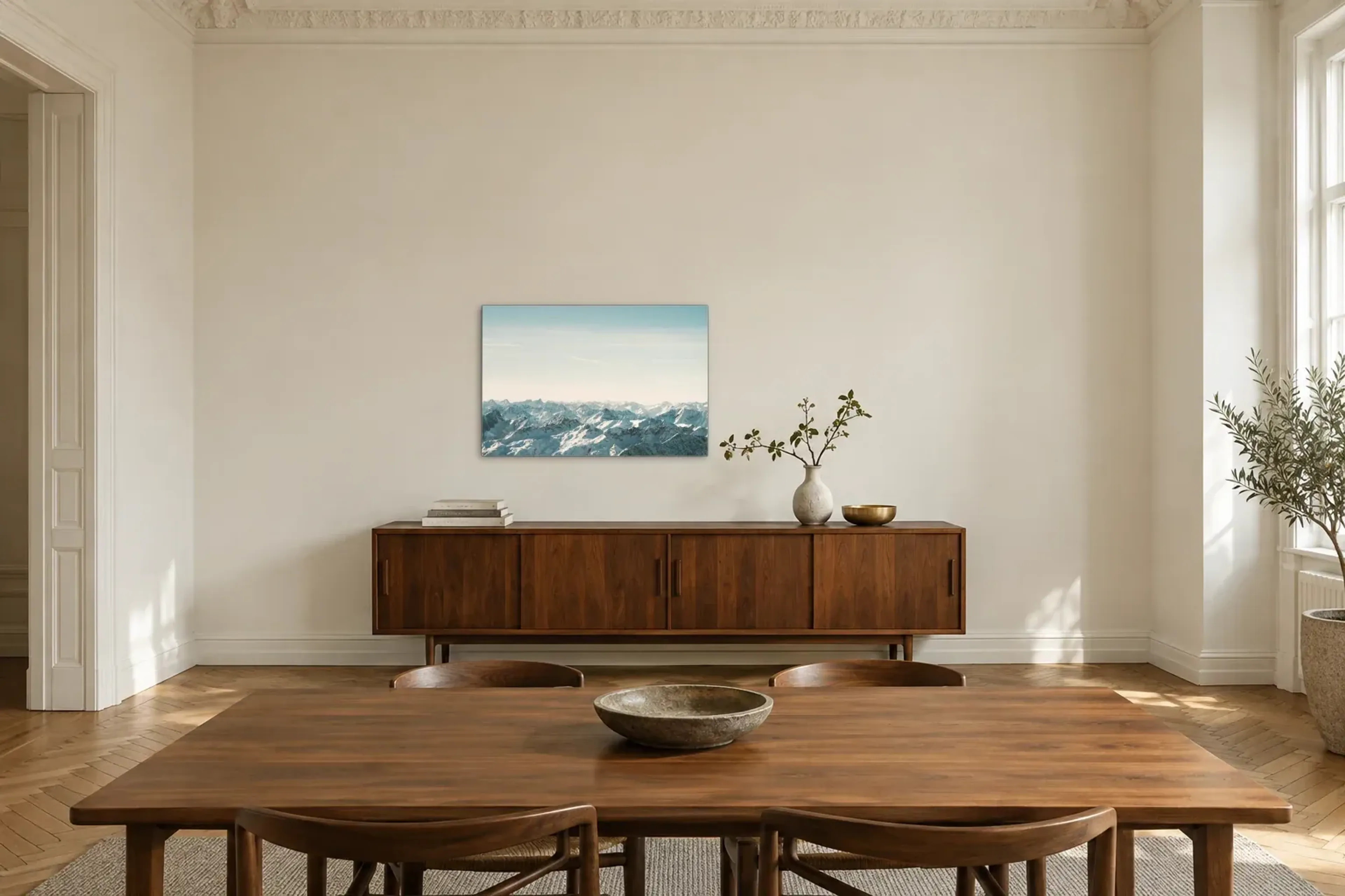 Weite Schneegipfel als Wandbild über einem 200-cm-Sideboard