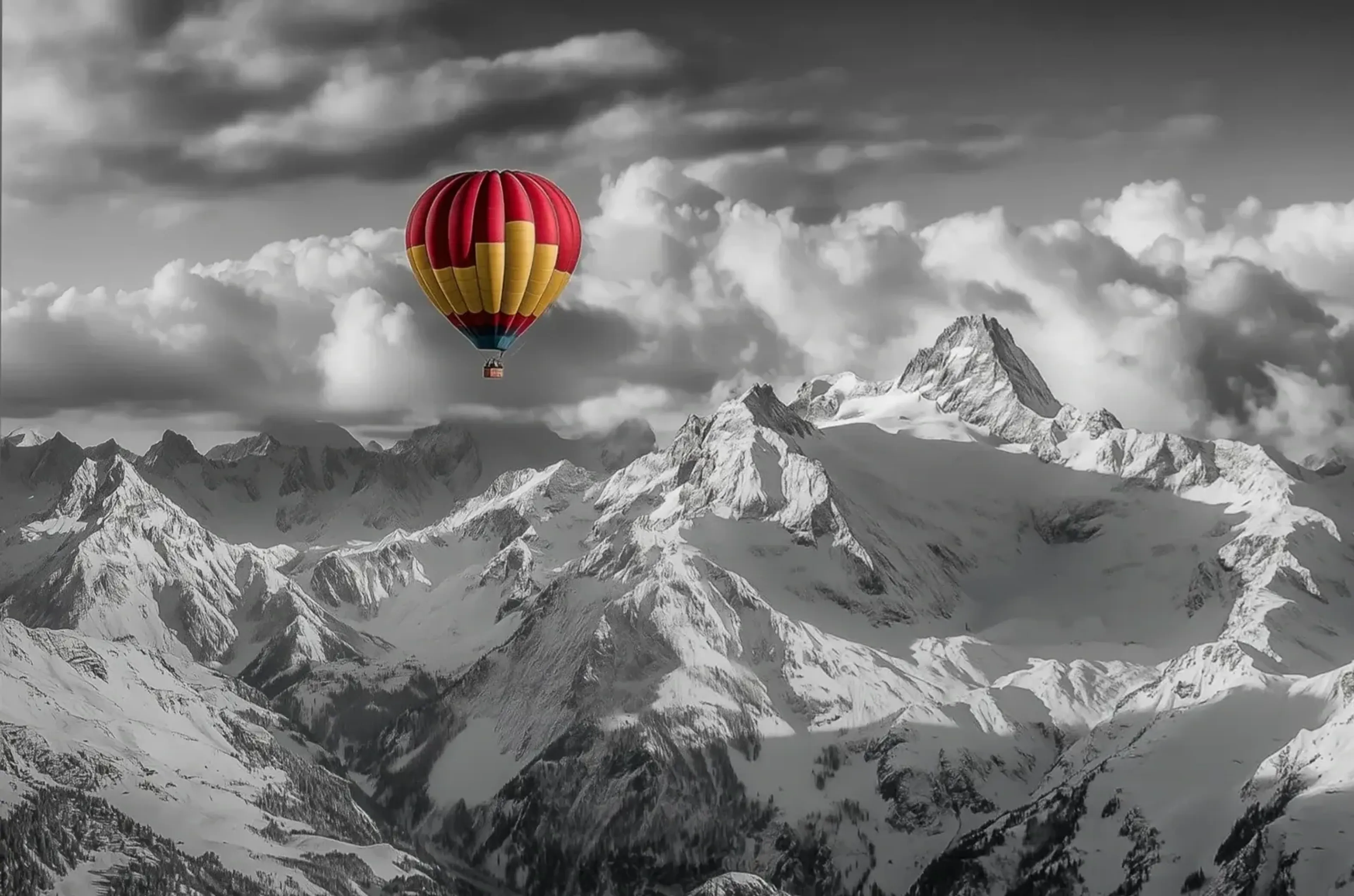 Heißluftballon über Berggipfeln – Motiv als Wandbild auf Holz