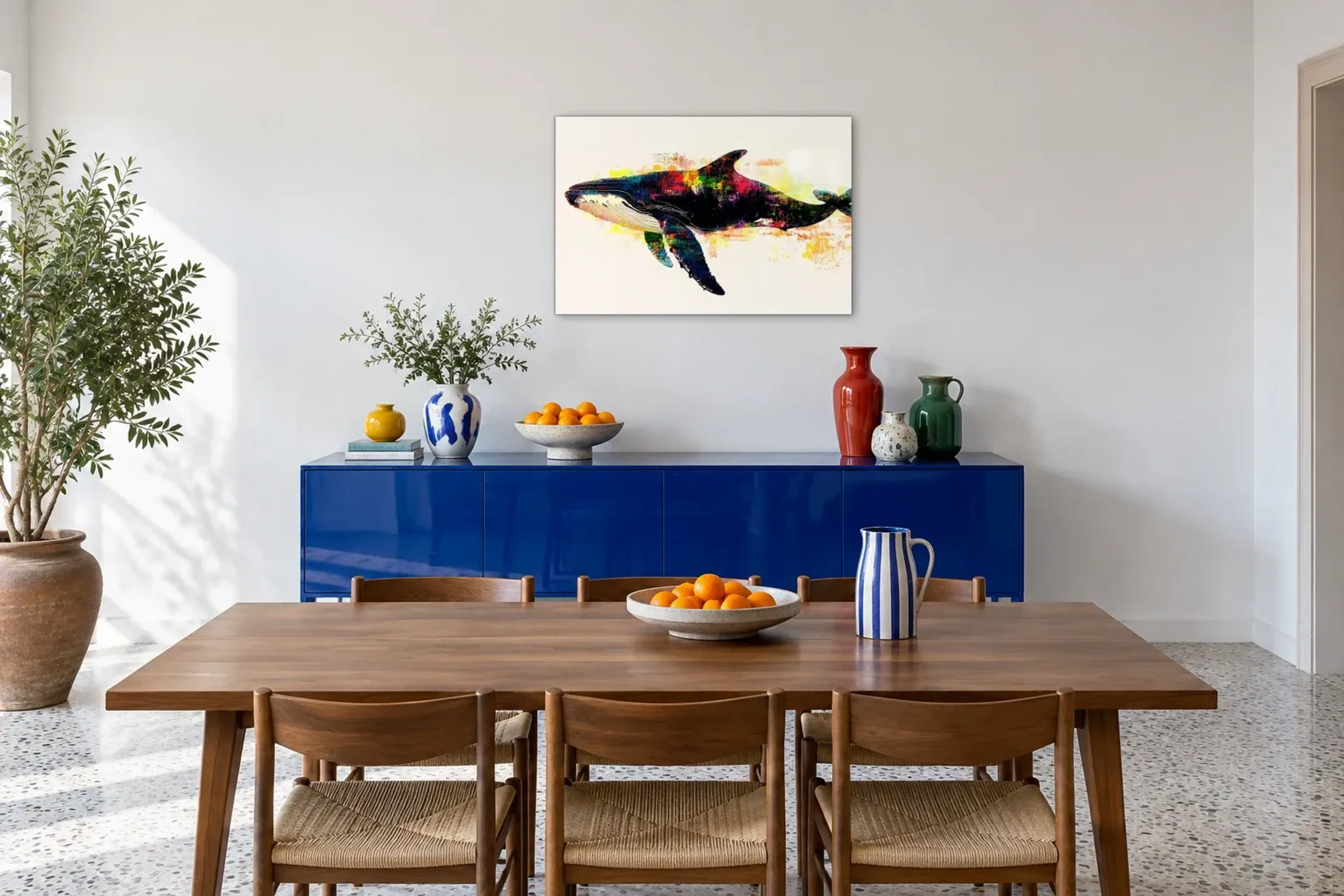 Wal auf hellem Grund als Wandbild über einem 180-cm-Sideboard