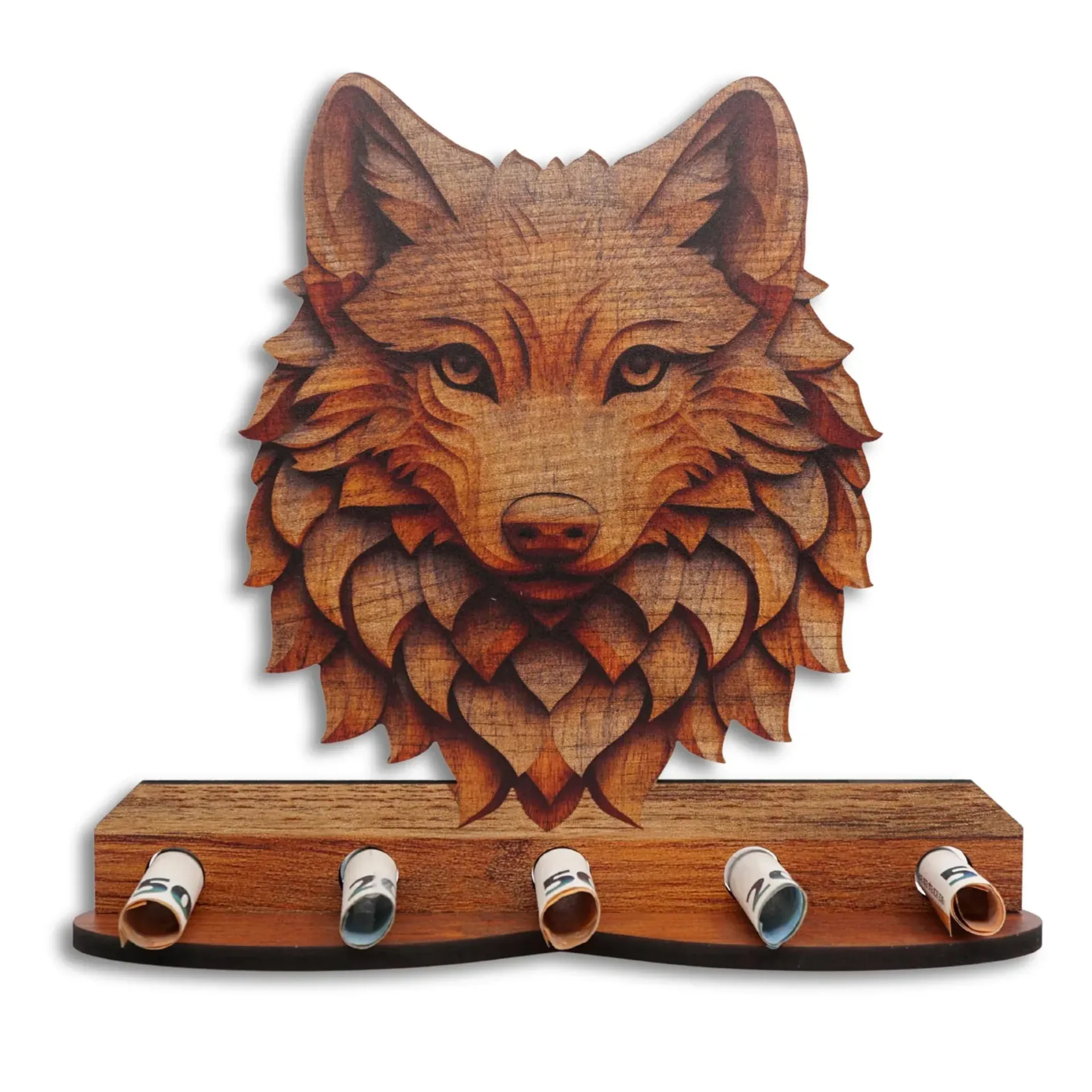 Wolfskopf aus Holz in verschiedenen Brauntönen auf einem Sockel mit fünf gerollten Geldscheinen.