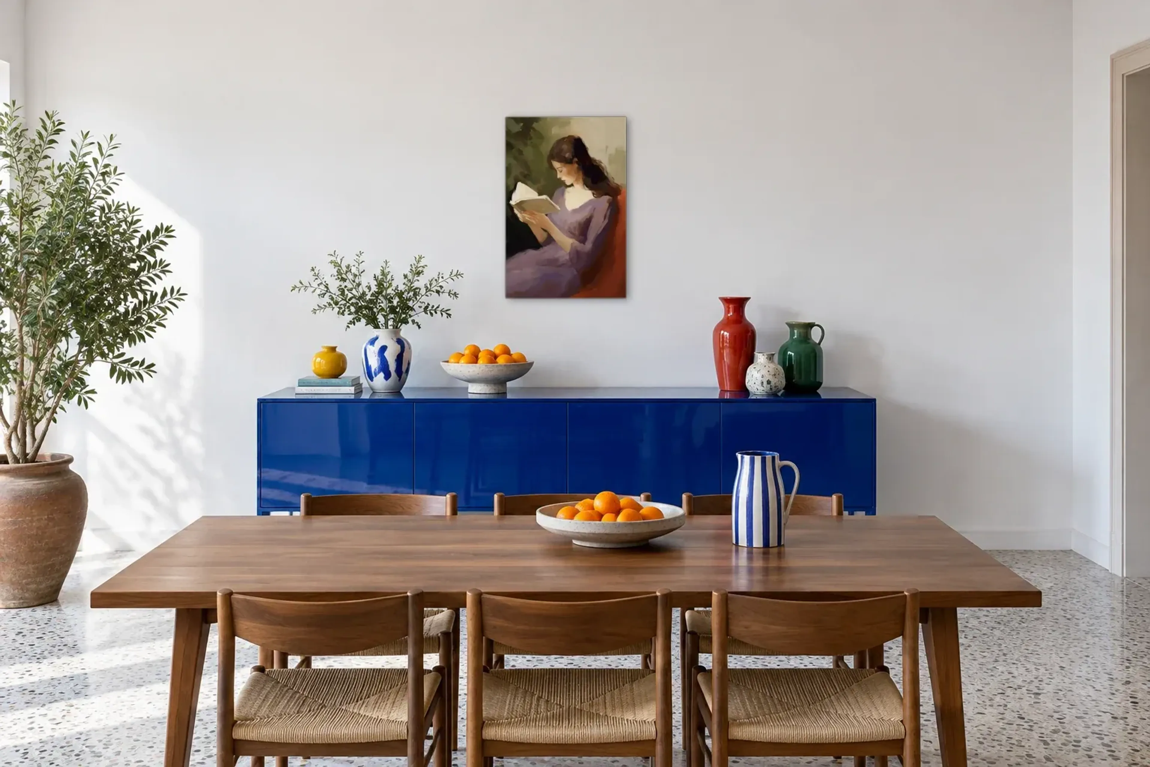 Frau liest ein Buch als Wandbild über einem 180-cm-Sideboard