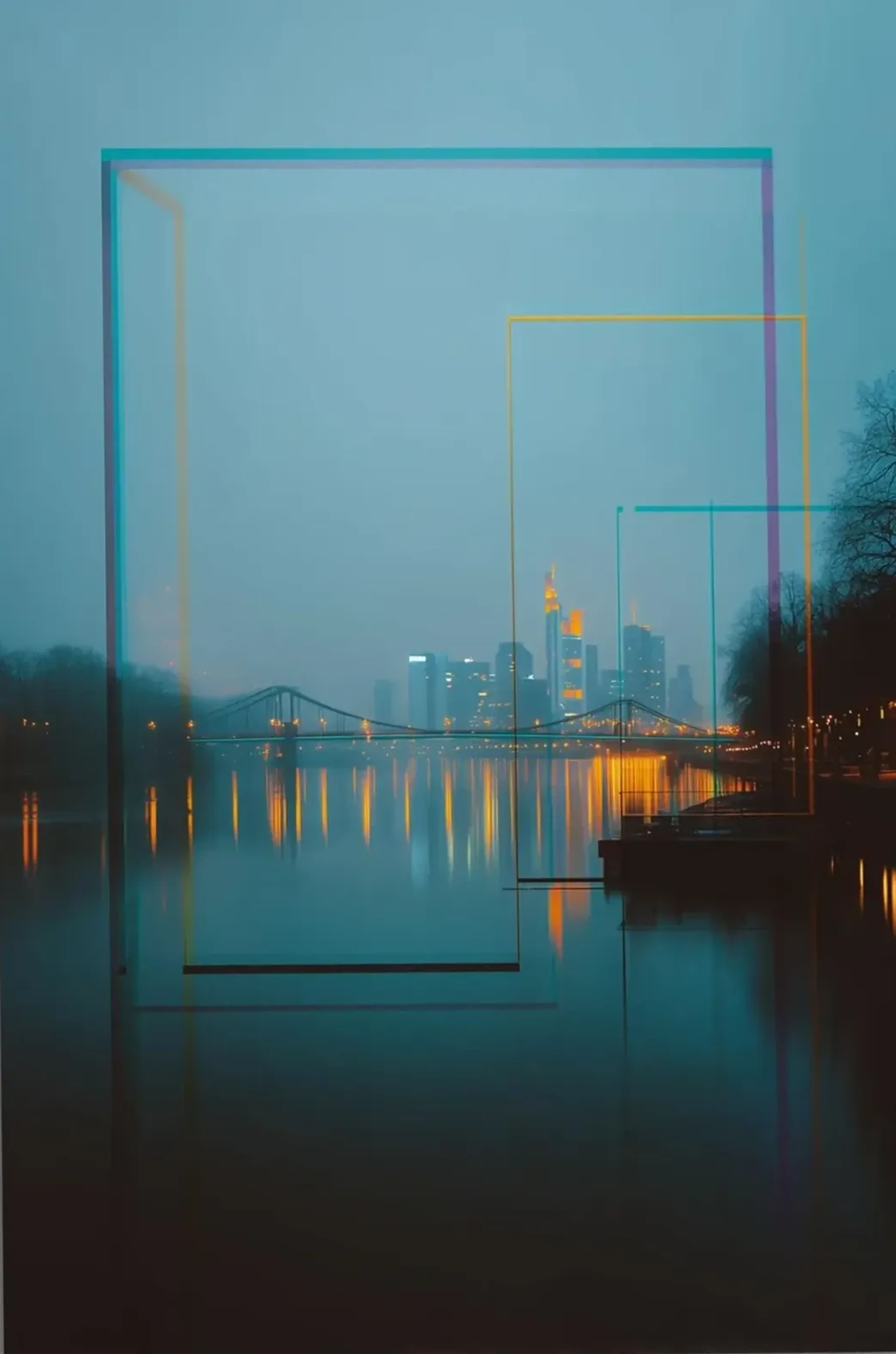 Frankfurter Skyline im blauen Dunst hinter einer Brücke, überlagert von großen farbigen Rechtecklinien.