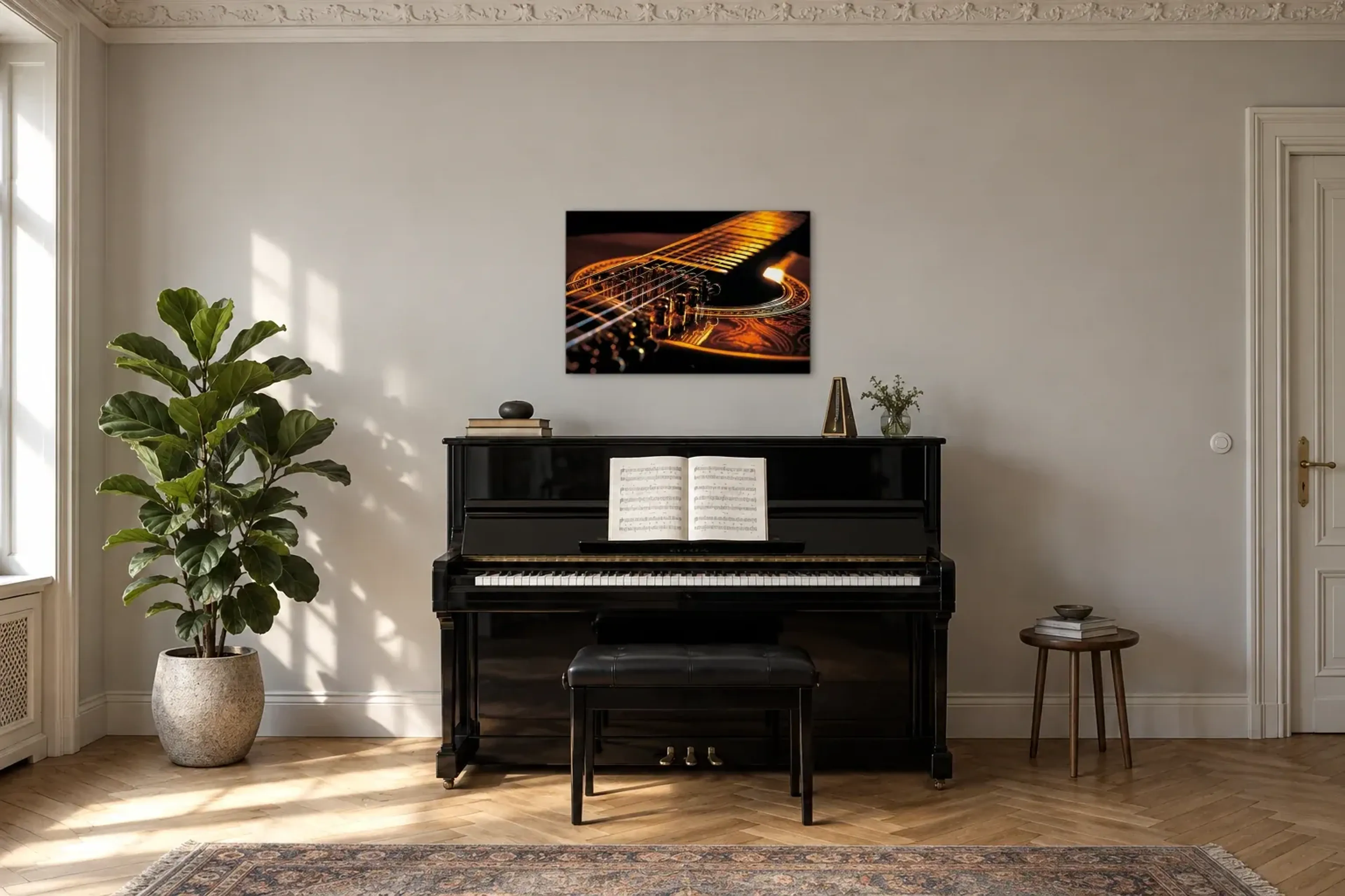 Gitarre im Goldlicht als Wandbild über einem 150-cm-Klavier