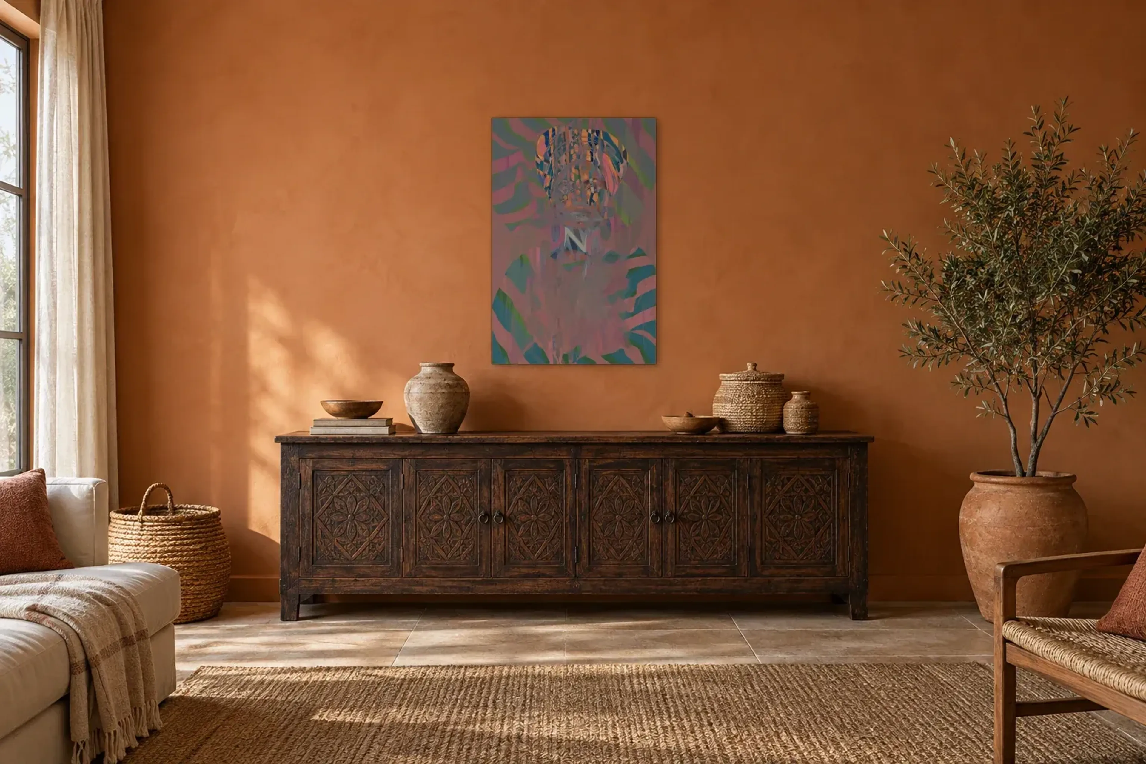Porträt mit gemustertem Kopftuch als Wandbild über einem 180-cm-Sideboard