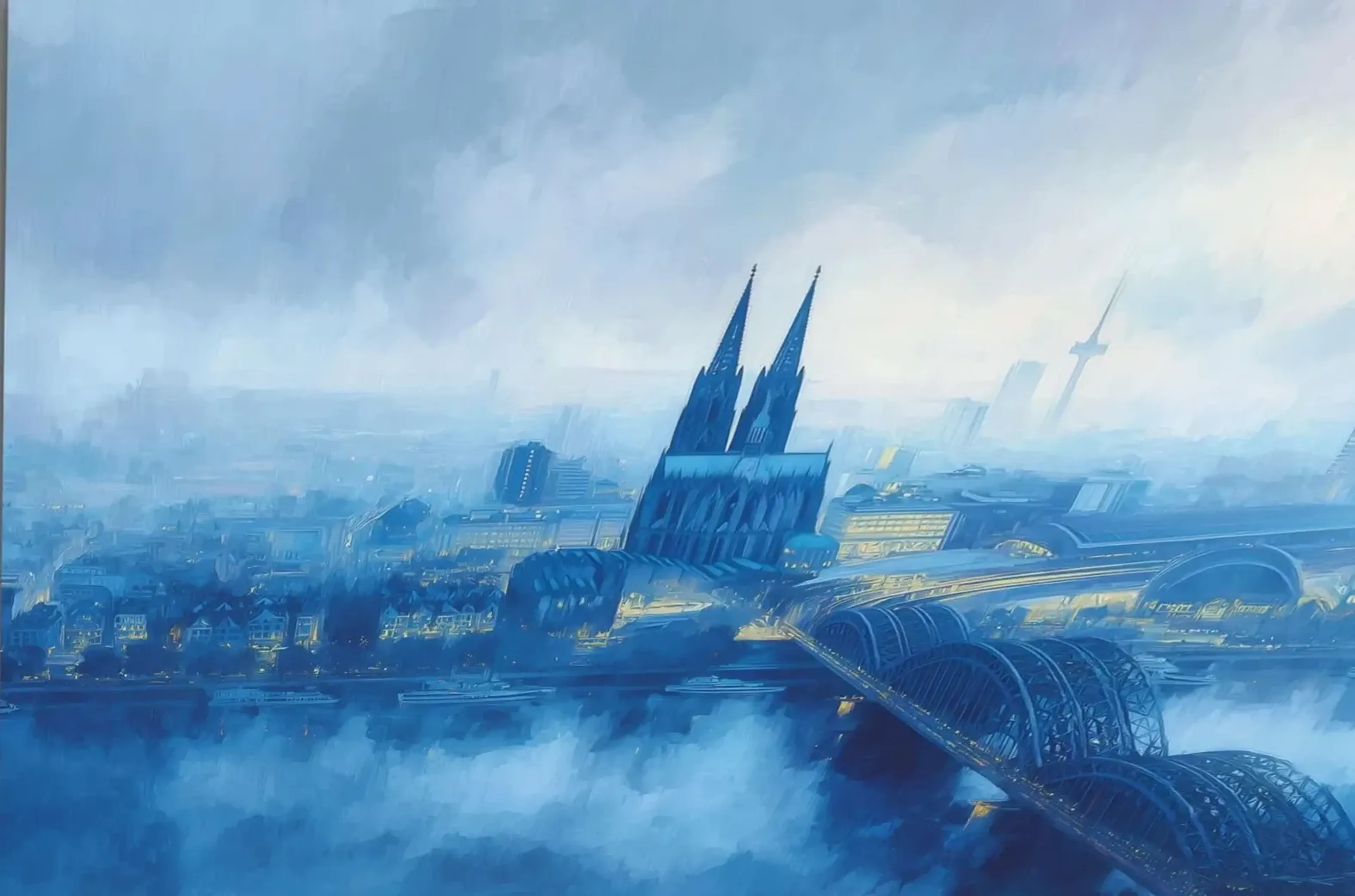 Erhöhte Sicht auf Köln in Blautönen mit Dom, Rhein und einer diagonal zur Stadt verlaufenden Bogenbrücke.