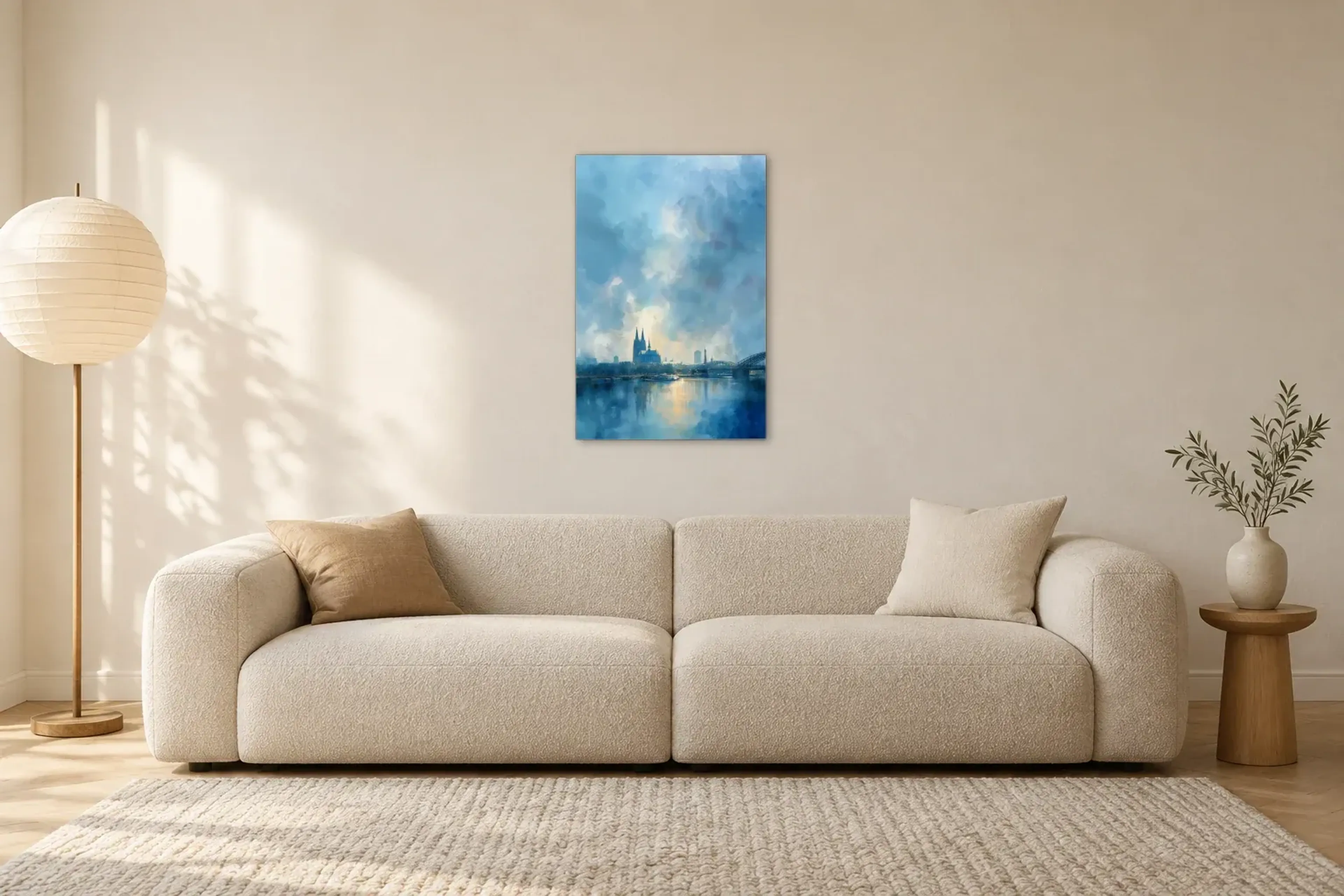 Wolkenweite über Köln als Wandbild über einem 230-cm-Sofa