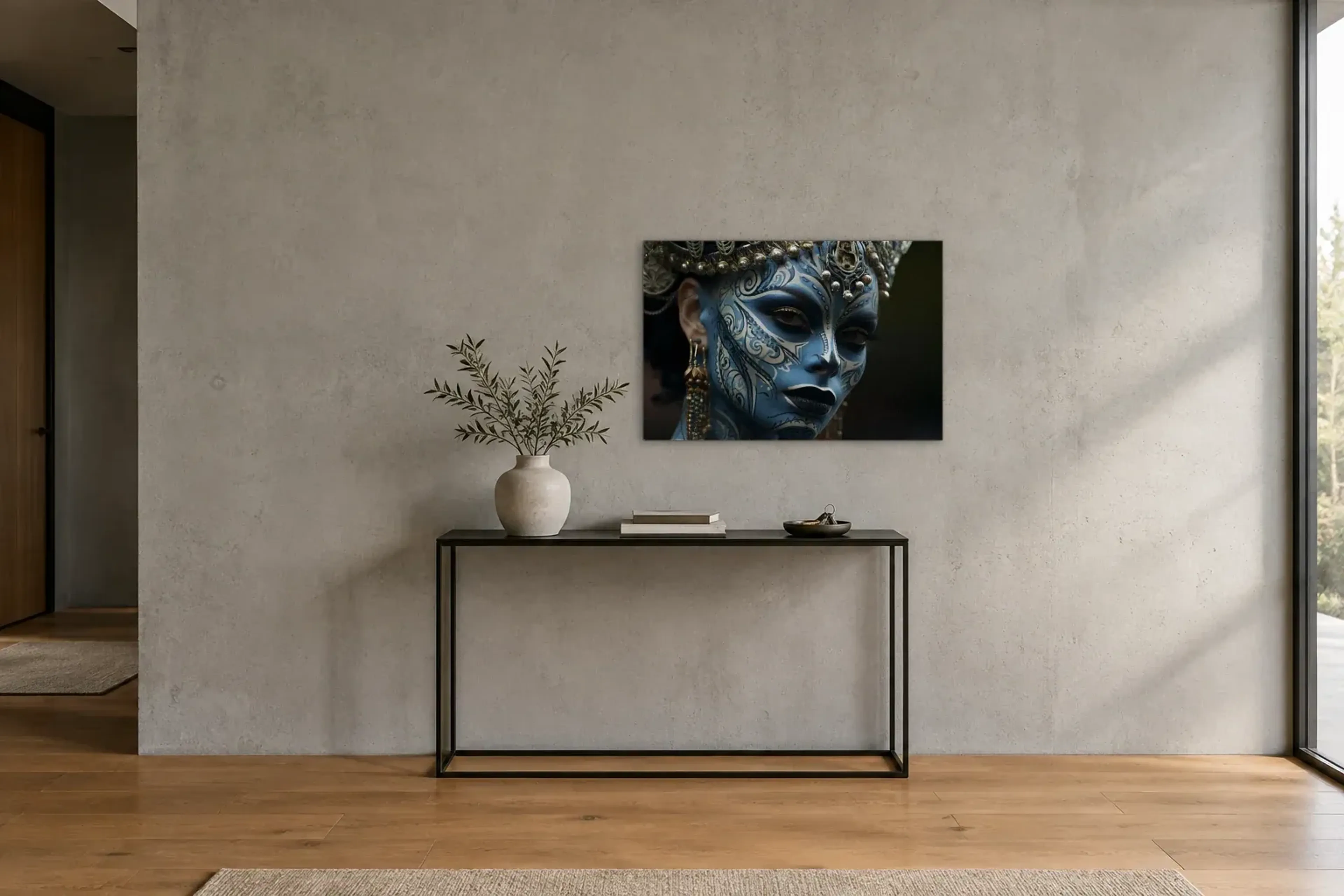 Gesicht in Blau als Wandbild über einer 120-cm-Konsole