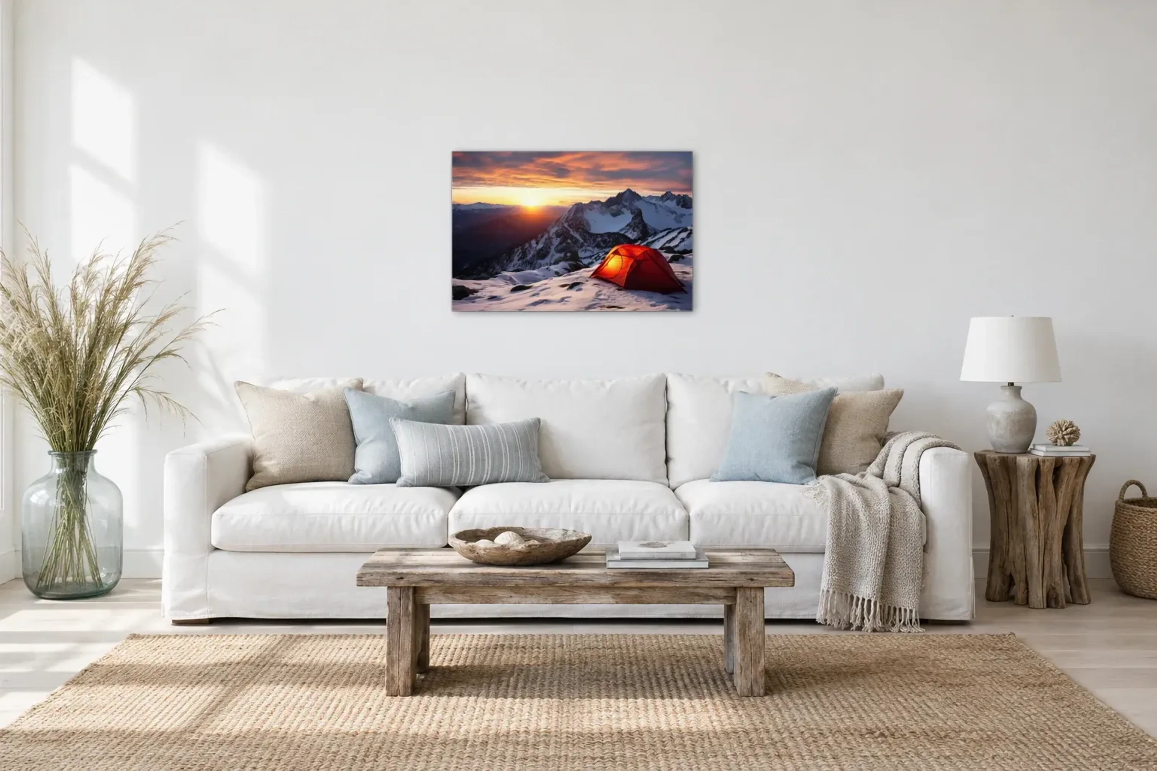 Zelt im Schnee als Wandbild über einem 220-cm-Sofa