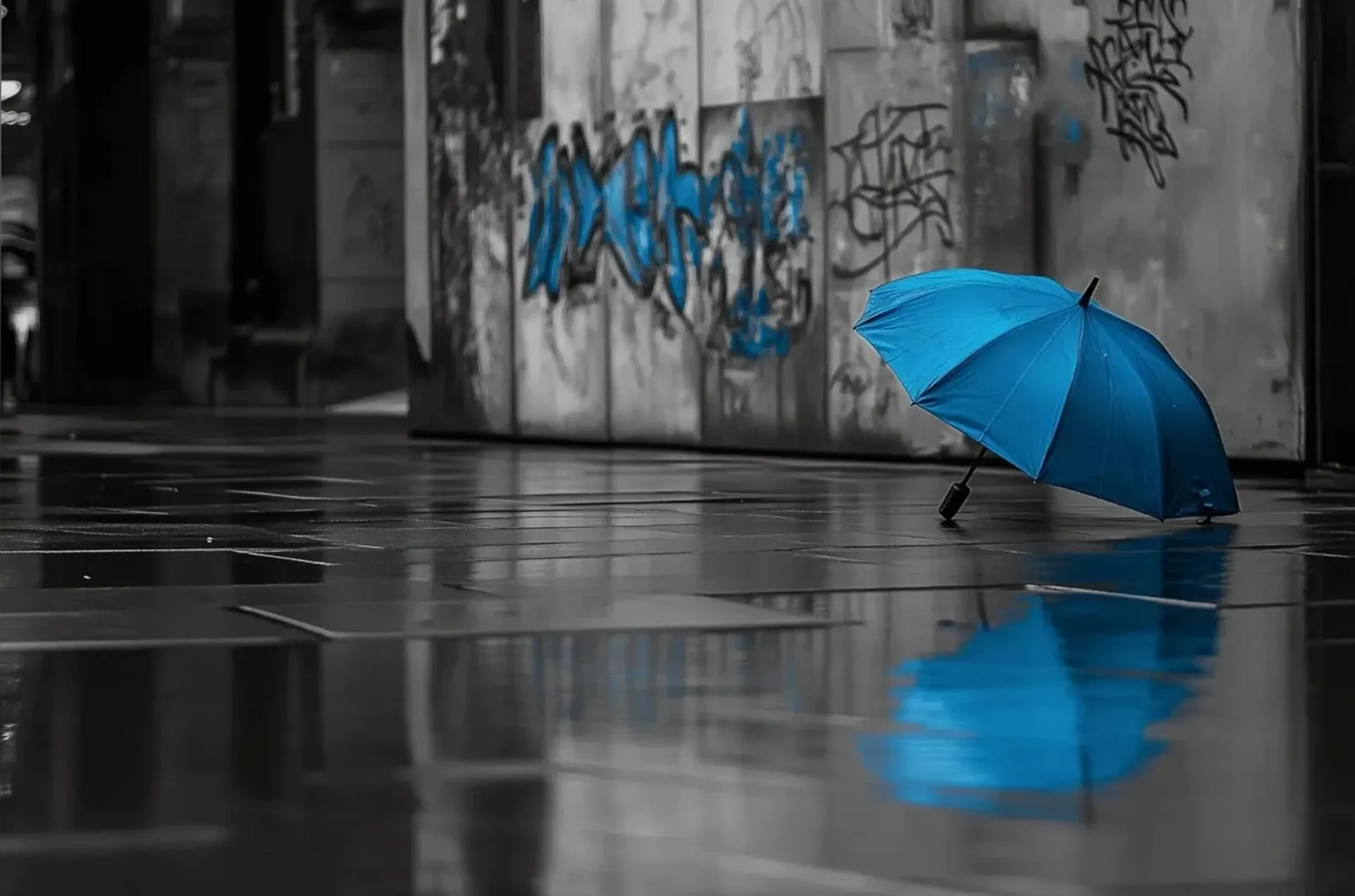 Blauer Schirm im Regen – Motiv als Wandbild auf Holz