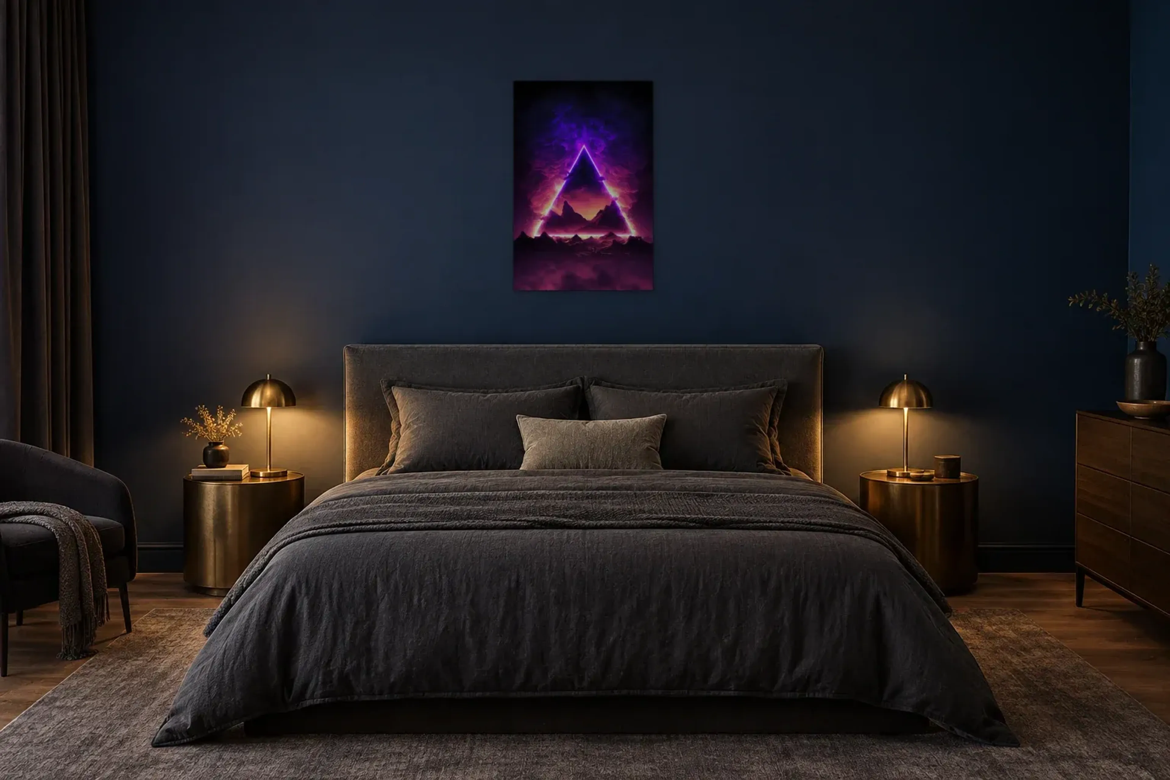 Leuchtendes Dreieck als Wandbild über einem 180-cm-Bett