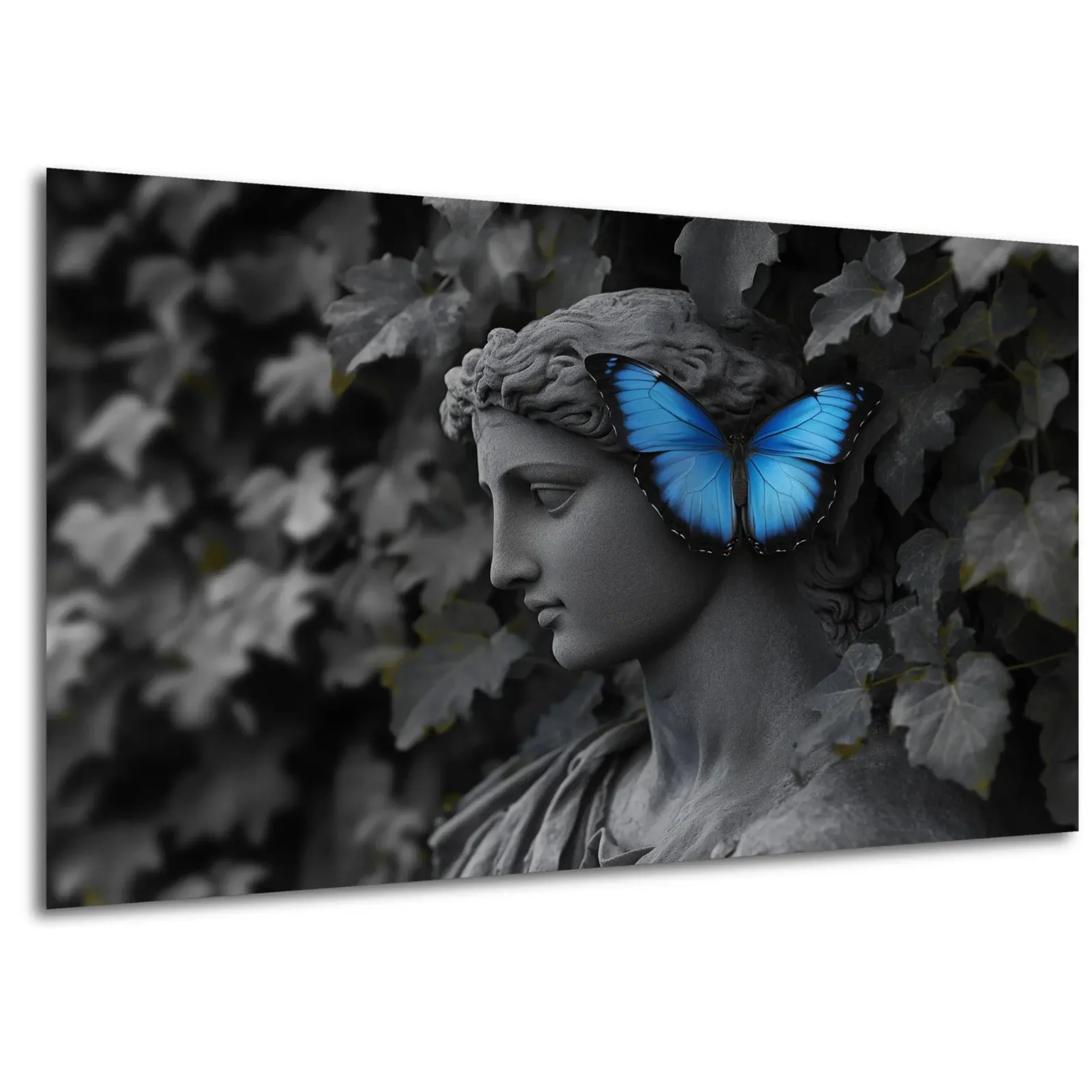 Statue mit blauem Schmetterling – Ansicht 5