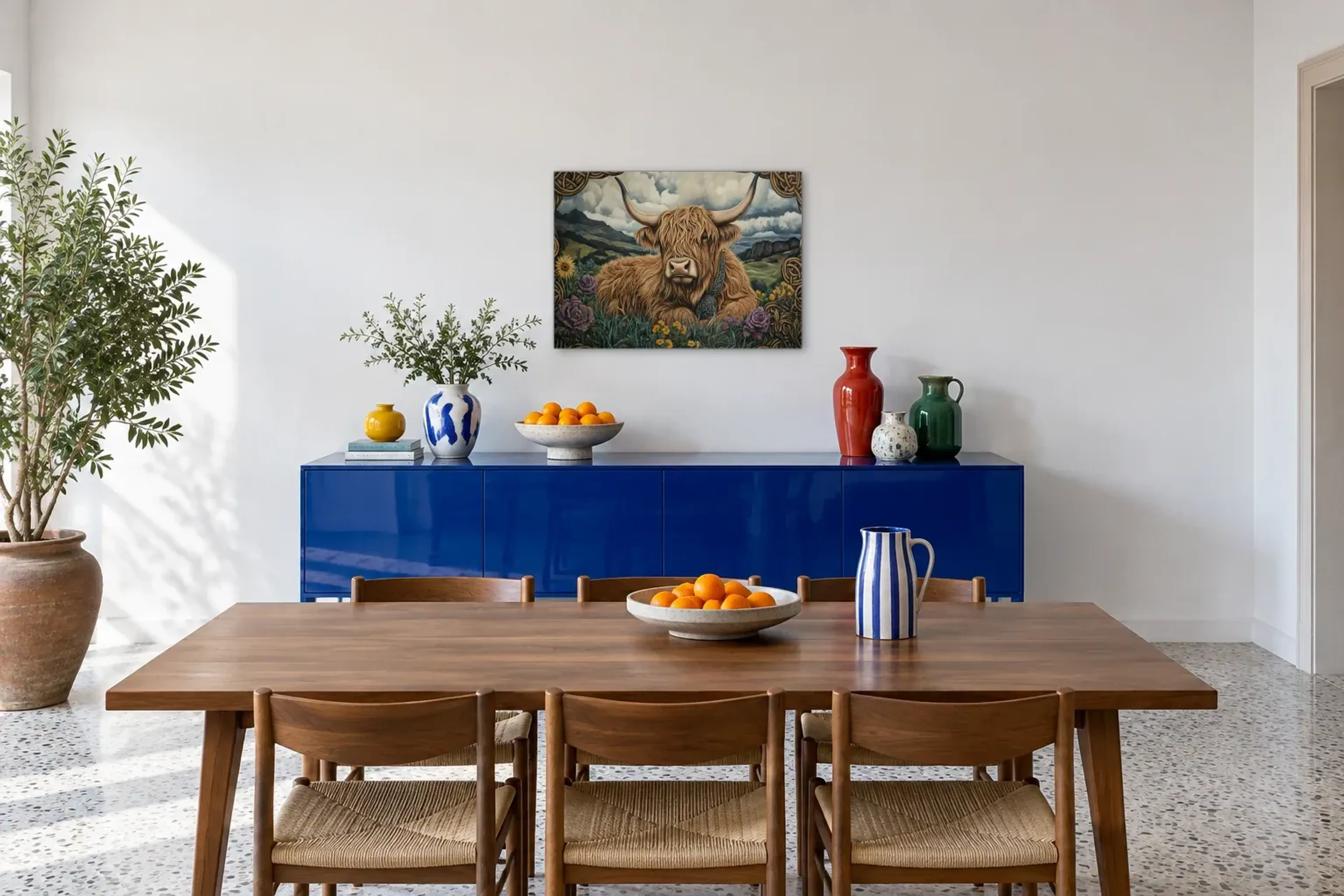 Hochlandrind im Blütenfeld als Wandbild über einem 180-cm-Sideboard
