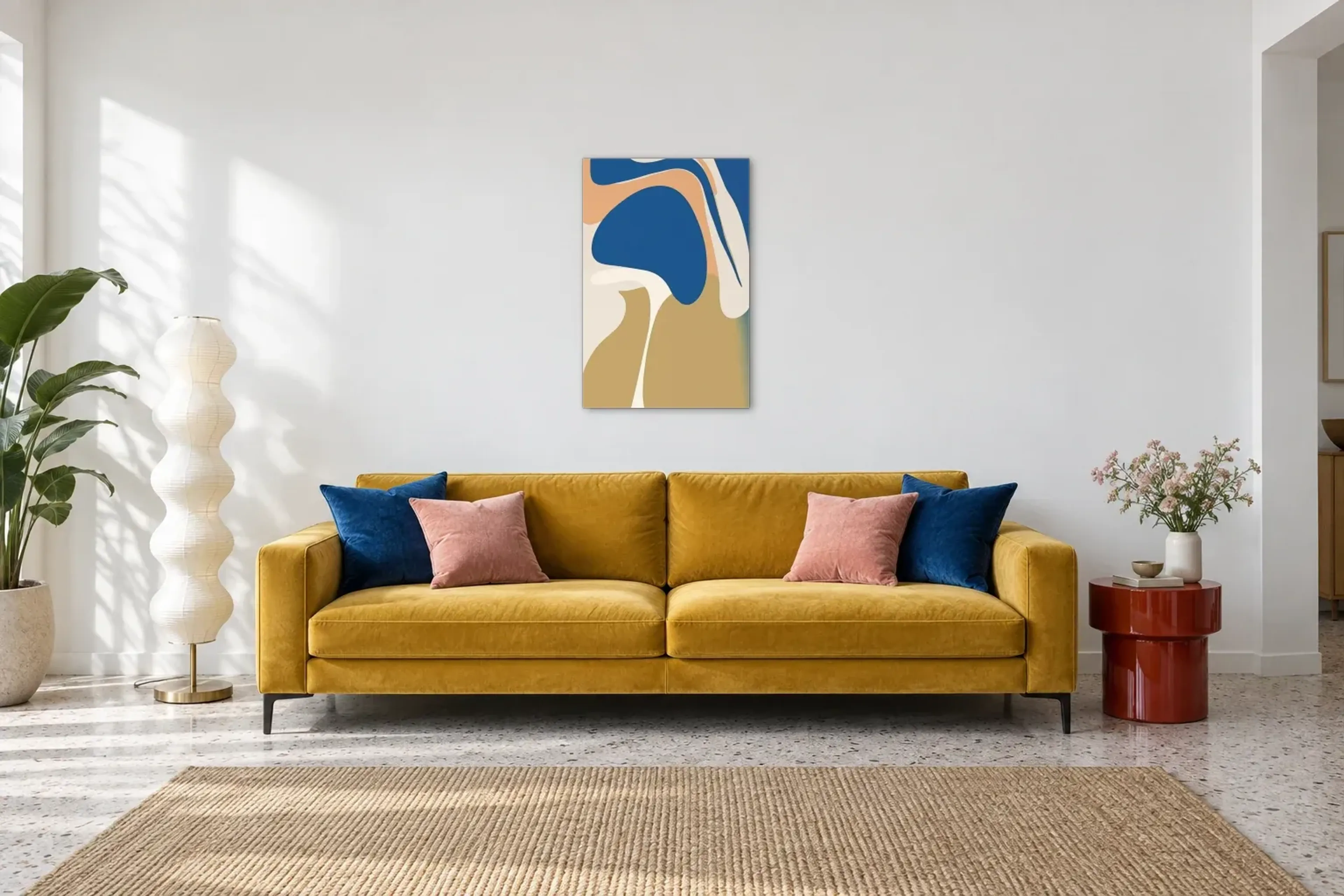 Blaue Formenschwünge als Wandbild über einem 220-cm-Sofa