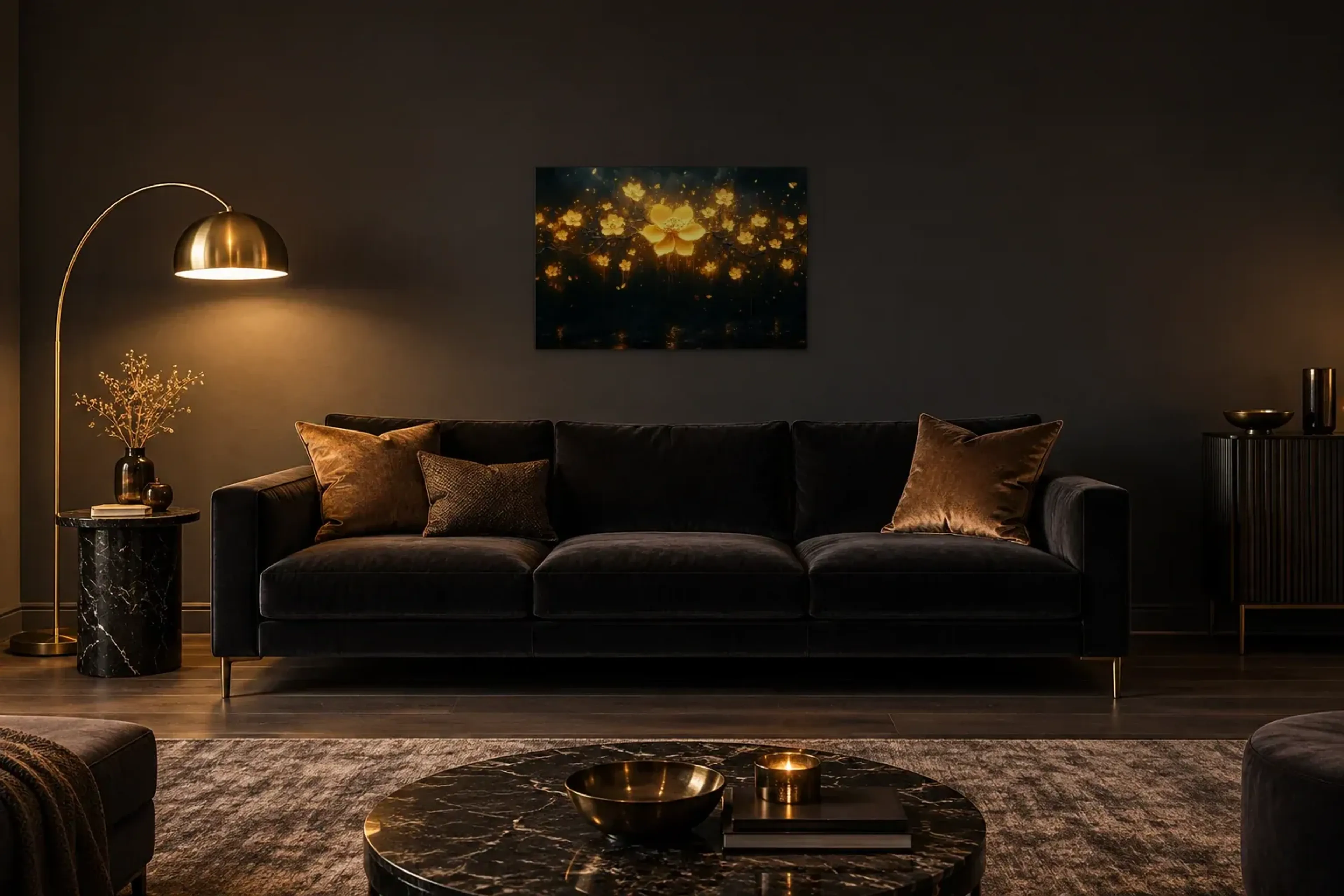 Goldene Blüte als Wandbild über einem 220-cm-Sofa