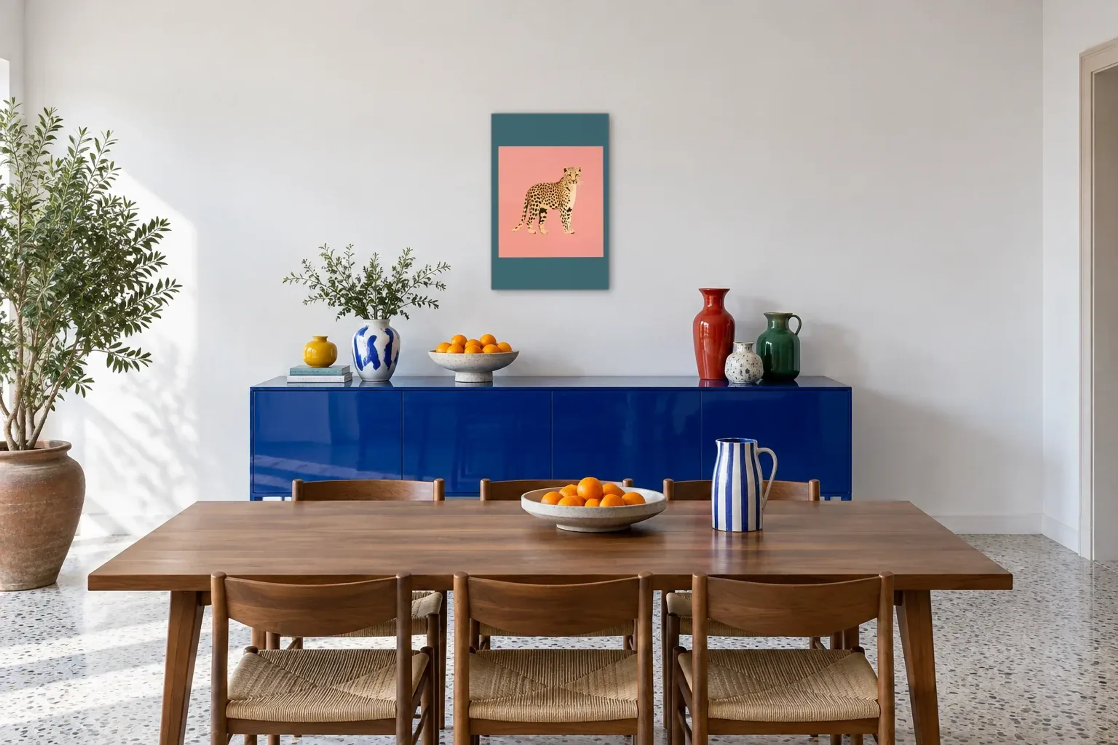 Leopard in Rosa und Petrol als Wandbild über einem 180-cm-Sideboard