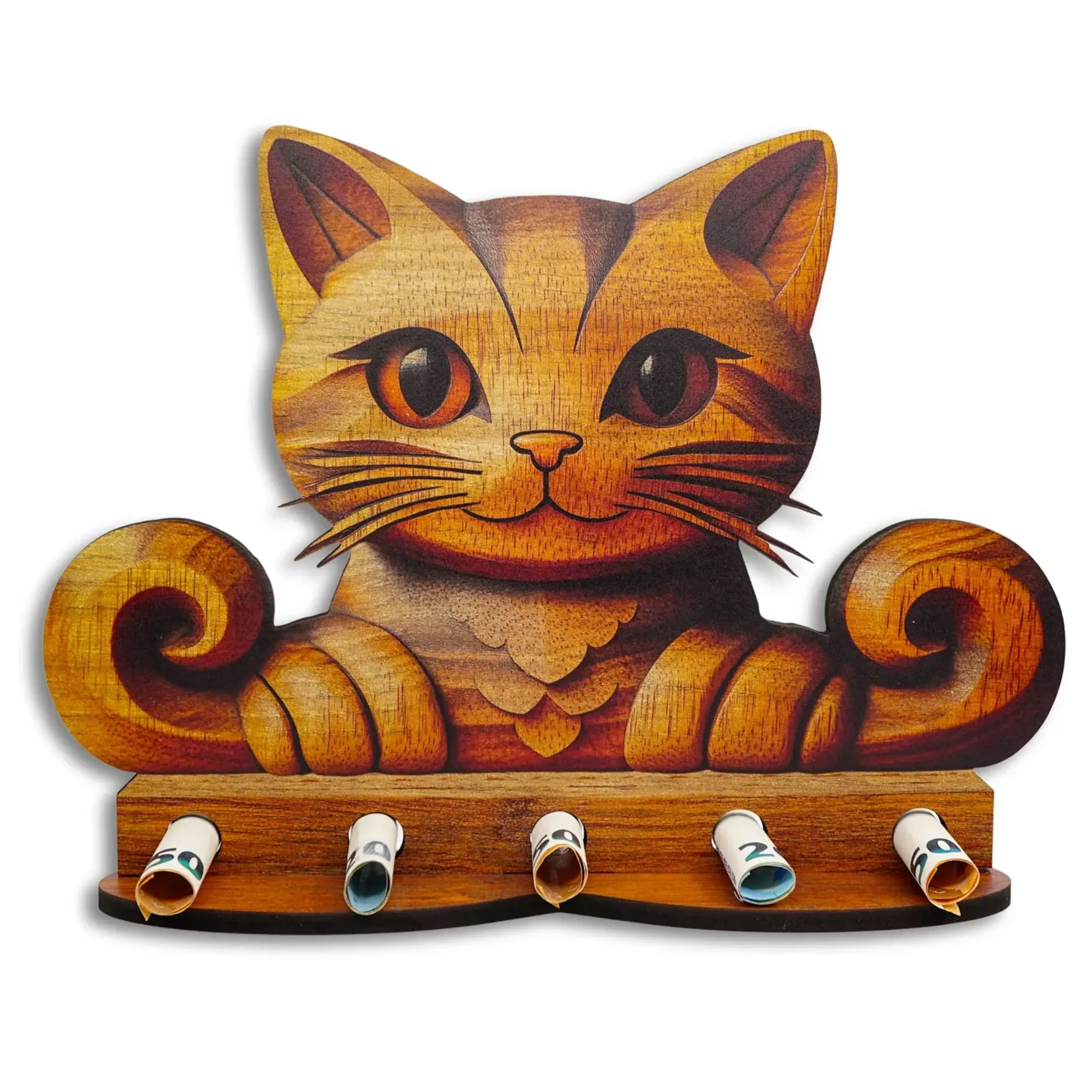 Katze mit großen Augen und Schnurrhaaren in Gold- und Brauntönen auf einem Sockel mit fünf gerollten Geldscheinen.
