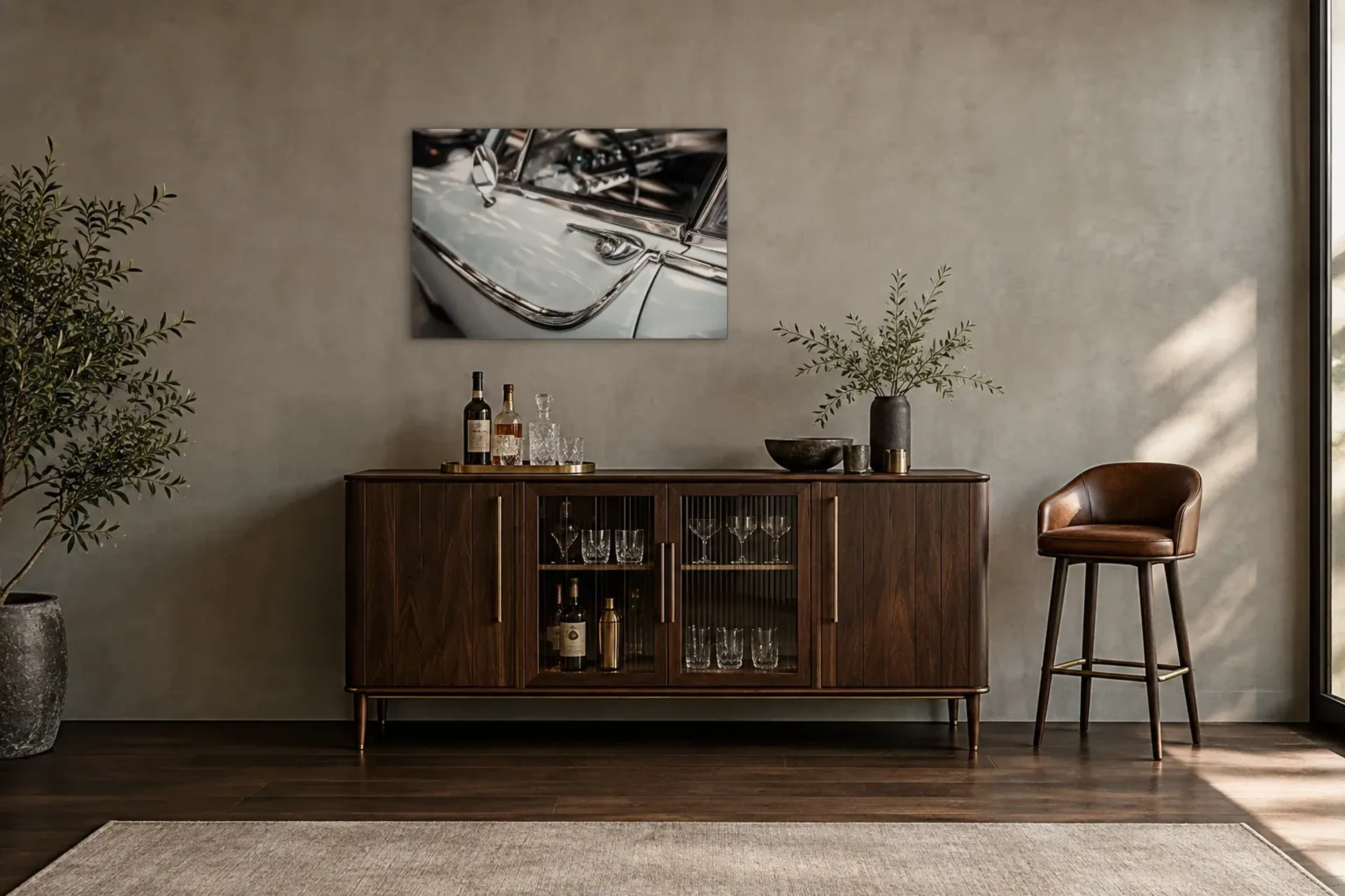 Oldtimer im Detail als Wandbild über einem 150-cm-Barschrank