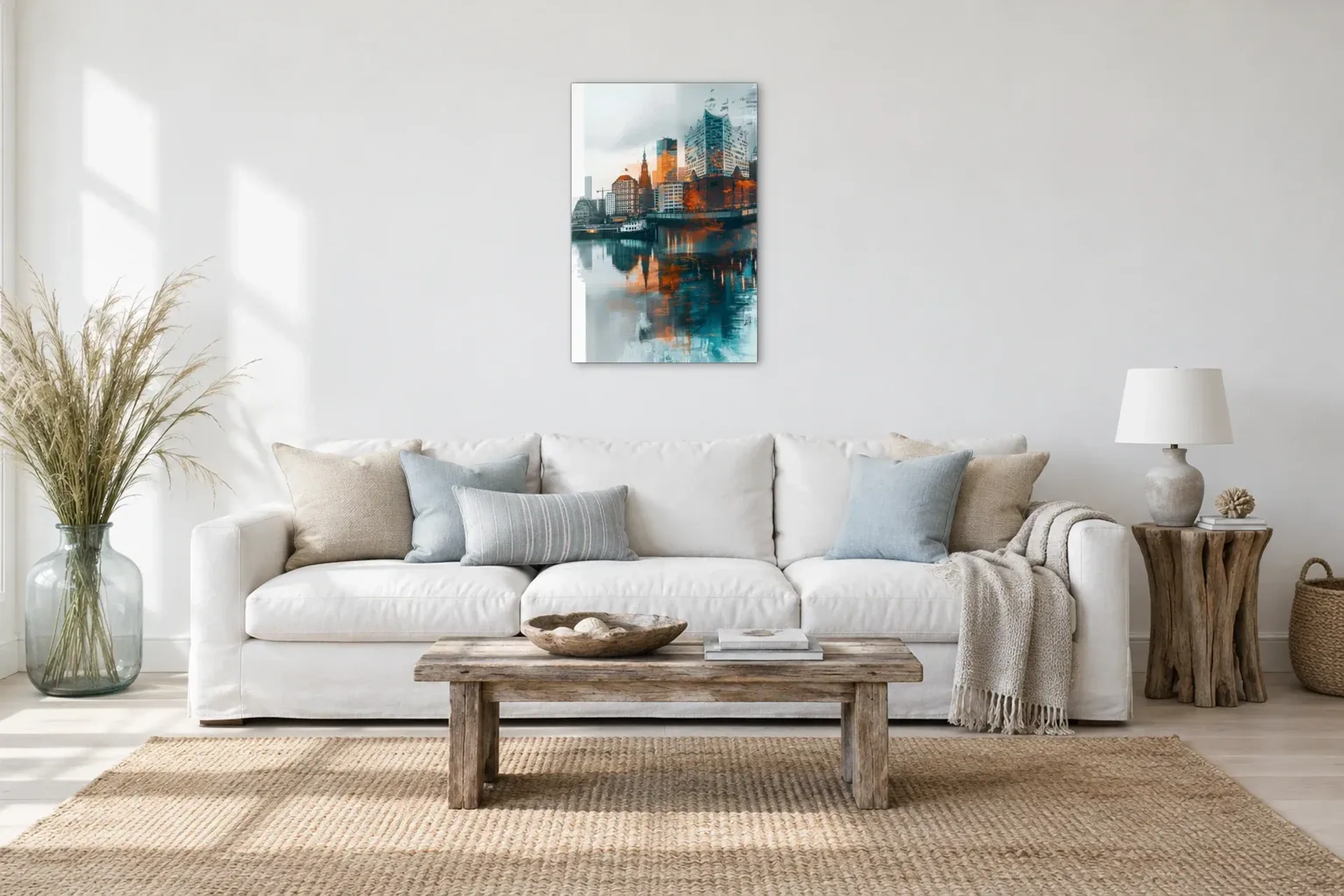 Elbphilharmonie mit orangefarbenen Spiegelungen als Wandbild über einem 220-cm-Sofa