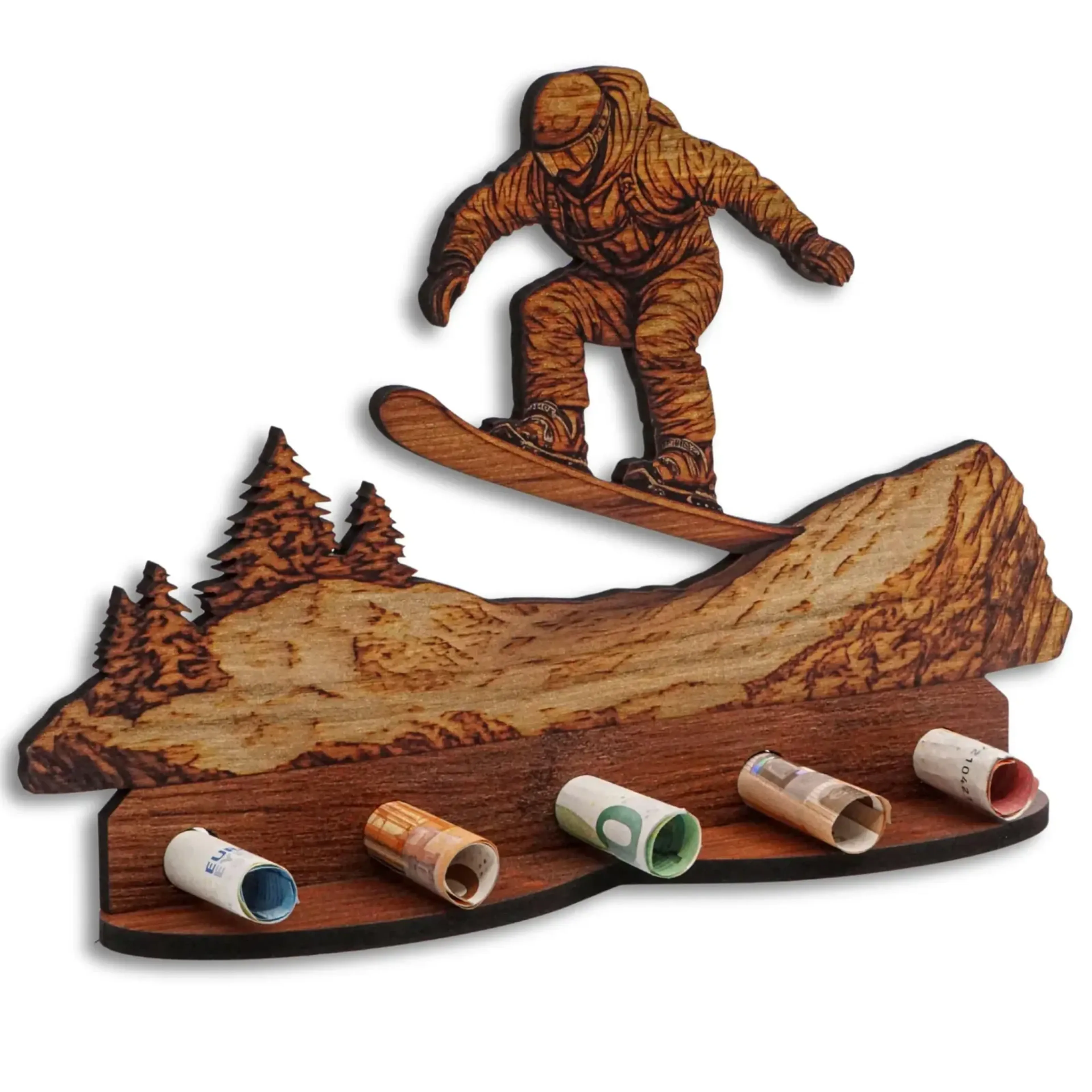 Springender Snowboarder über einer Berglandschaft mit Tannen in Holzoptik, darunter fünf gerollte Geldscheine.