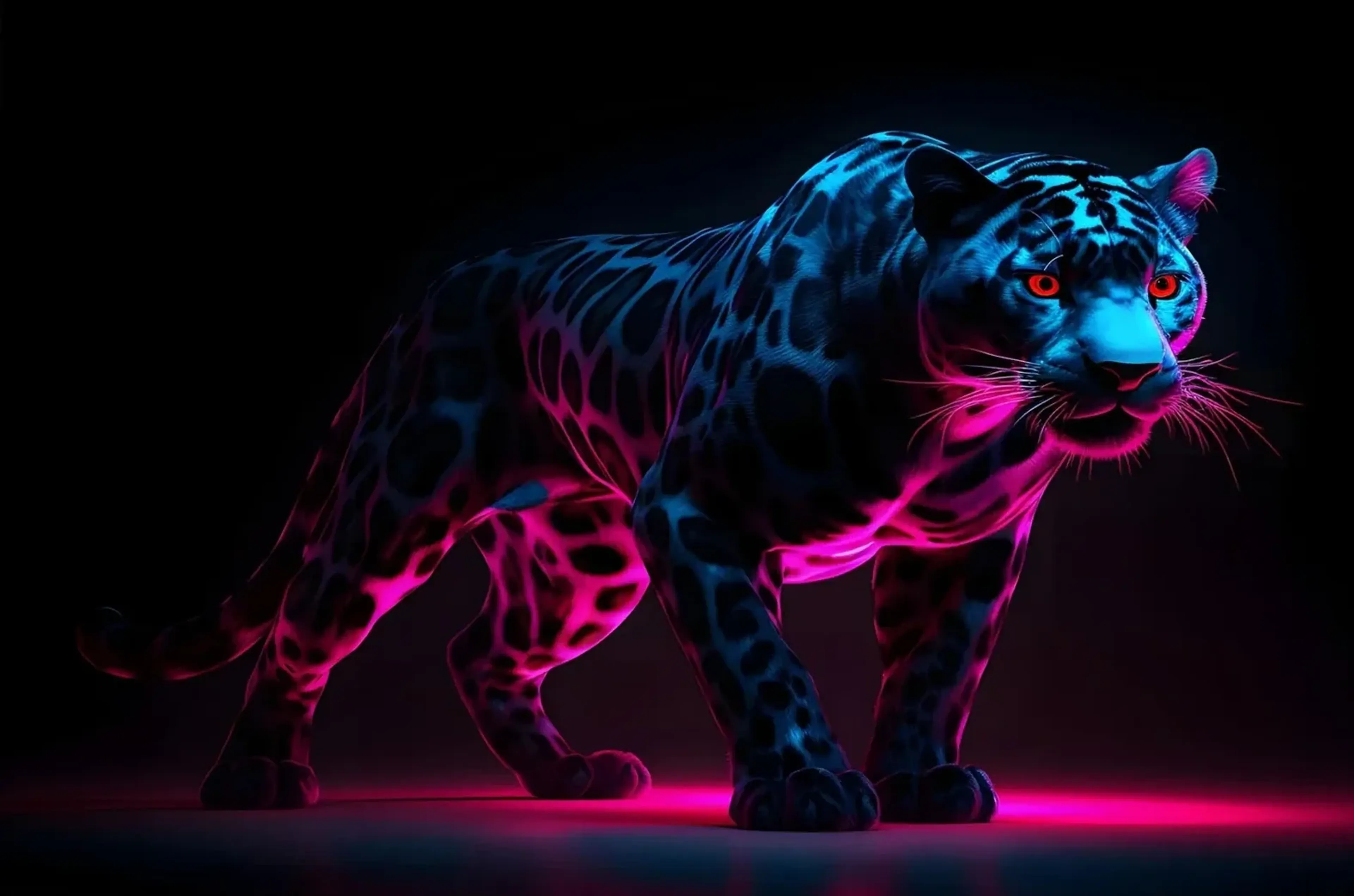 Ein blau und pink beleuchteter Leopard mit orangefarbenen Augen steht auf einem Boden mit pinkem Lichtschein.