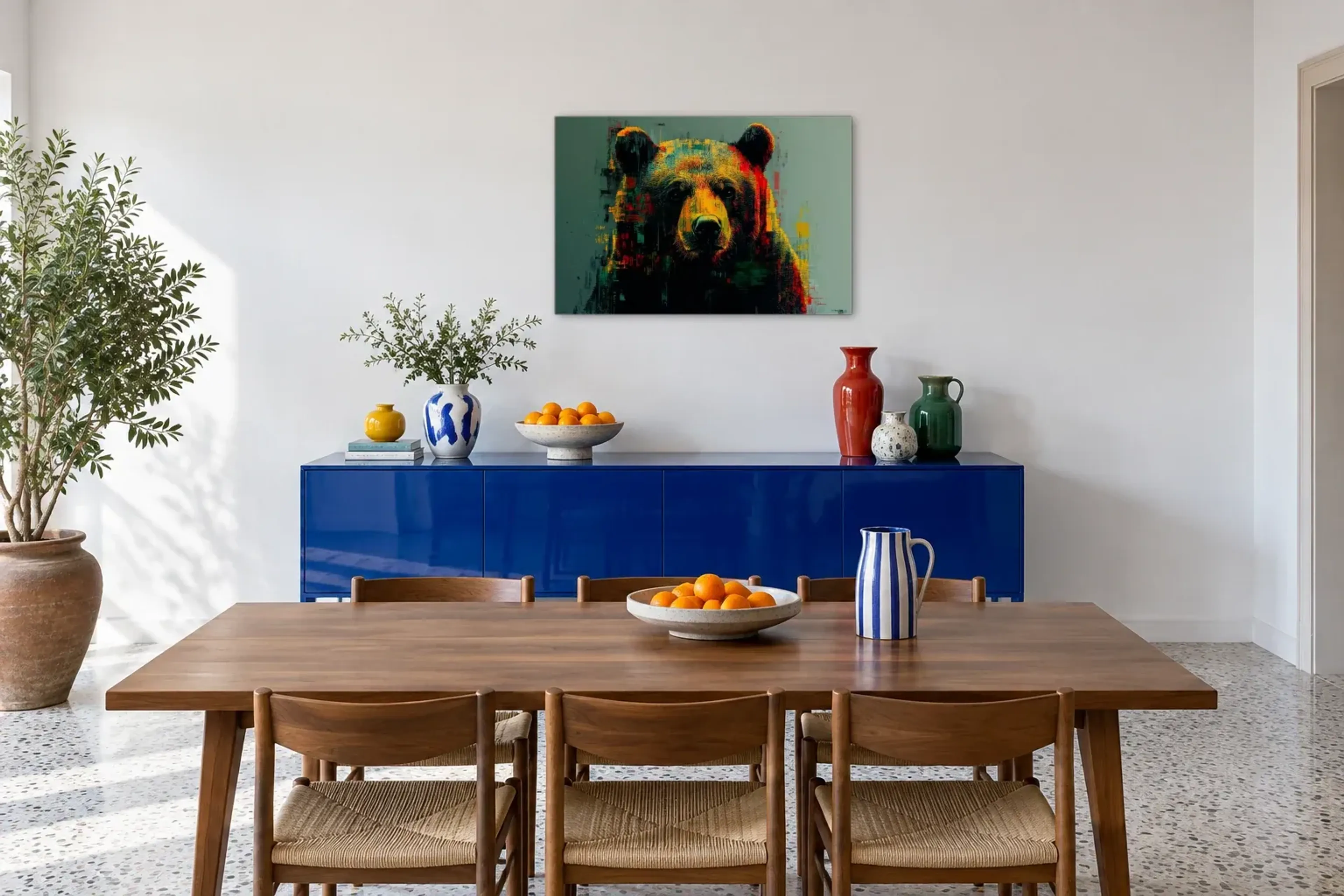 Braunbär mit direktem Blick als Wandbild über einem 180-cm-Sideboard