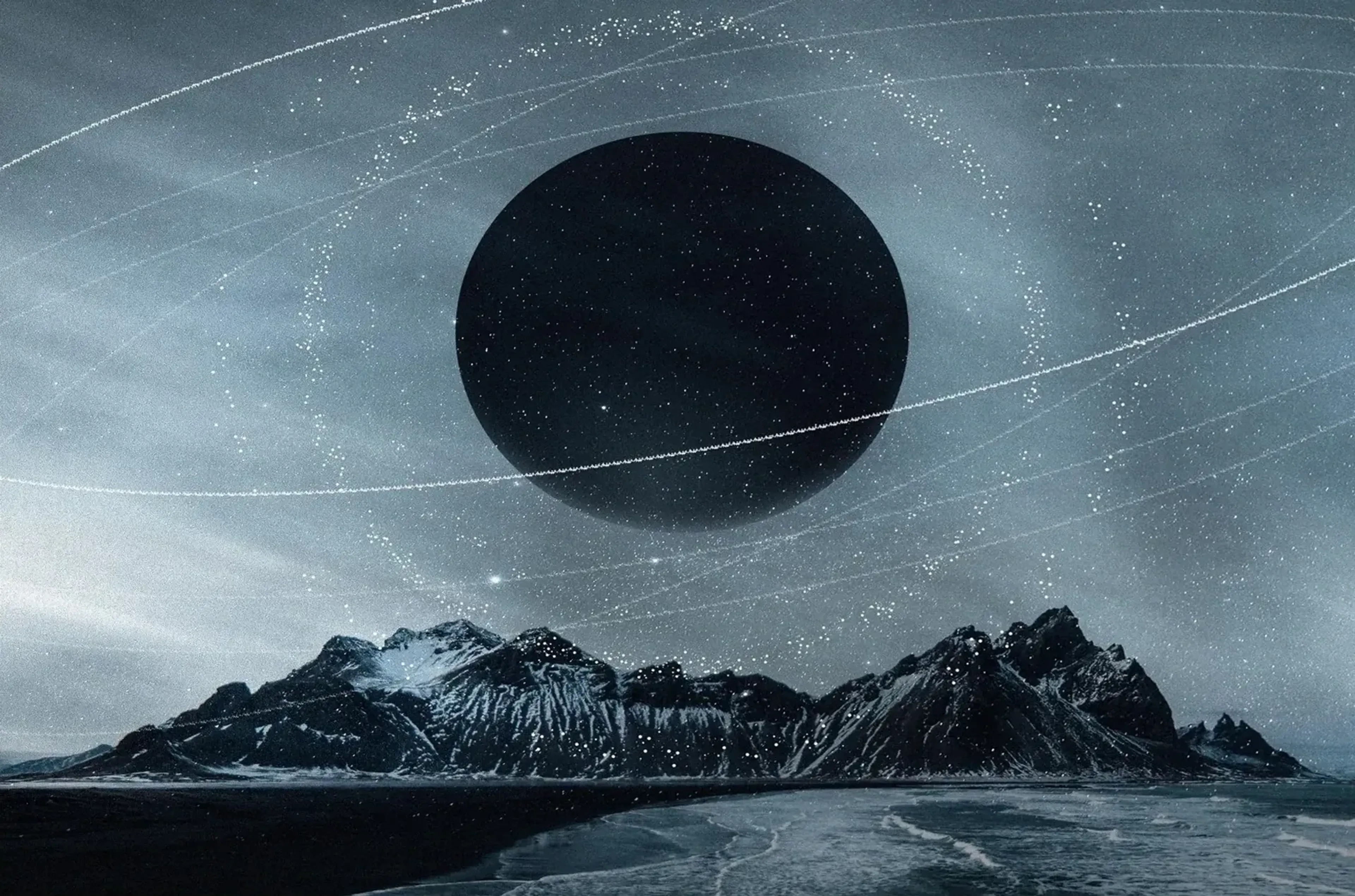 Dunkler Planet über schneebedeckten Küstenbergen, umgeben von hellen Bögen und Lichtpunkten am blaugrauen Himmel.