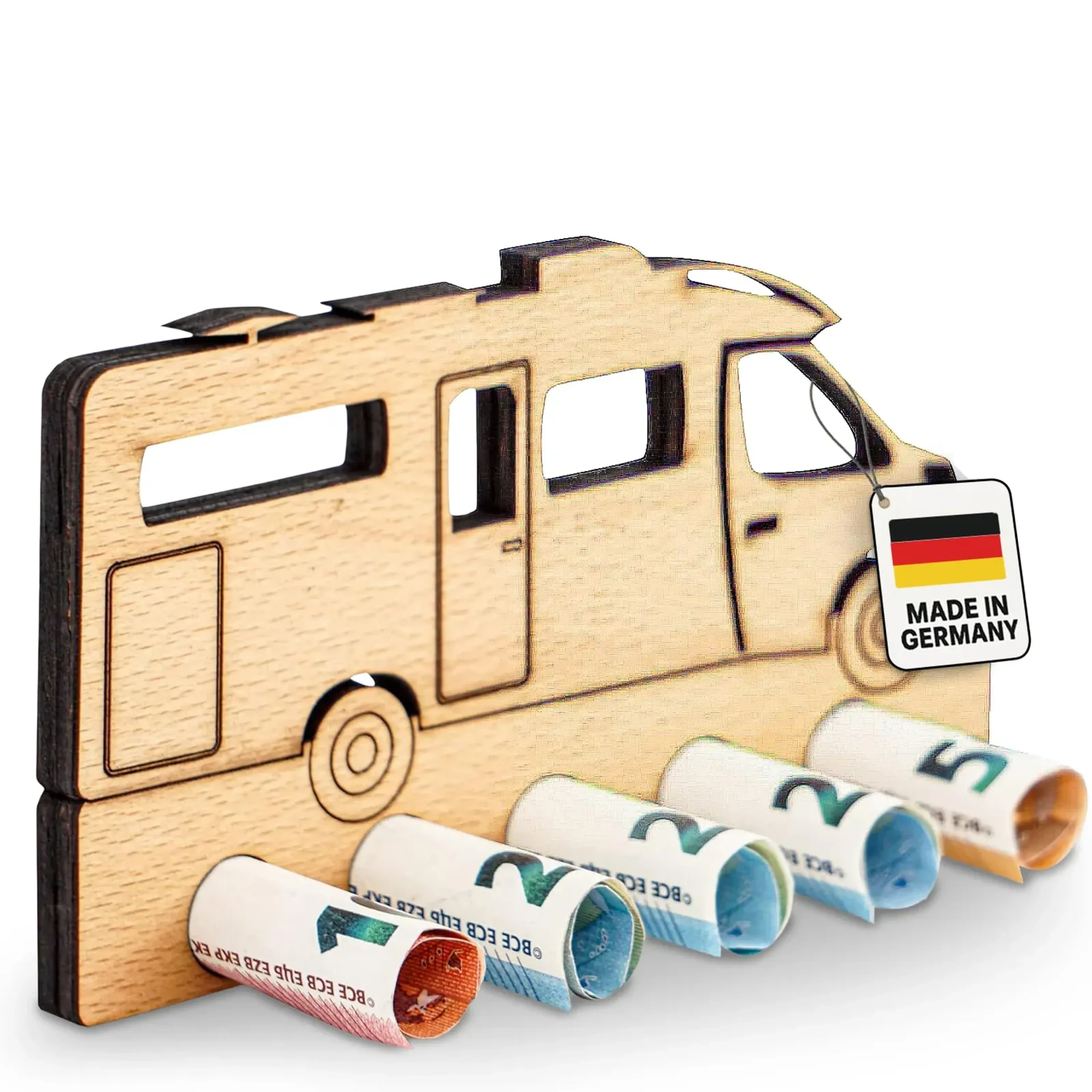 Wohnmobil aus hellem Holz mit ausgeschnittenen Fenstern über einer Leiste mit fünf gerollten Geldscheinen.