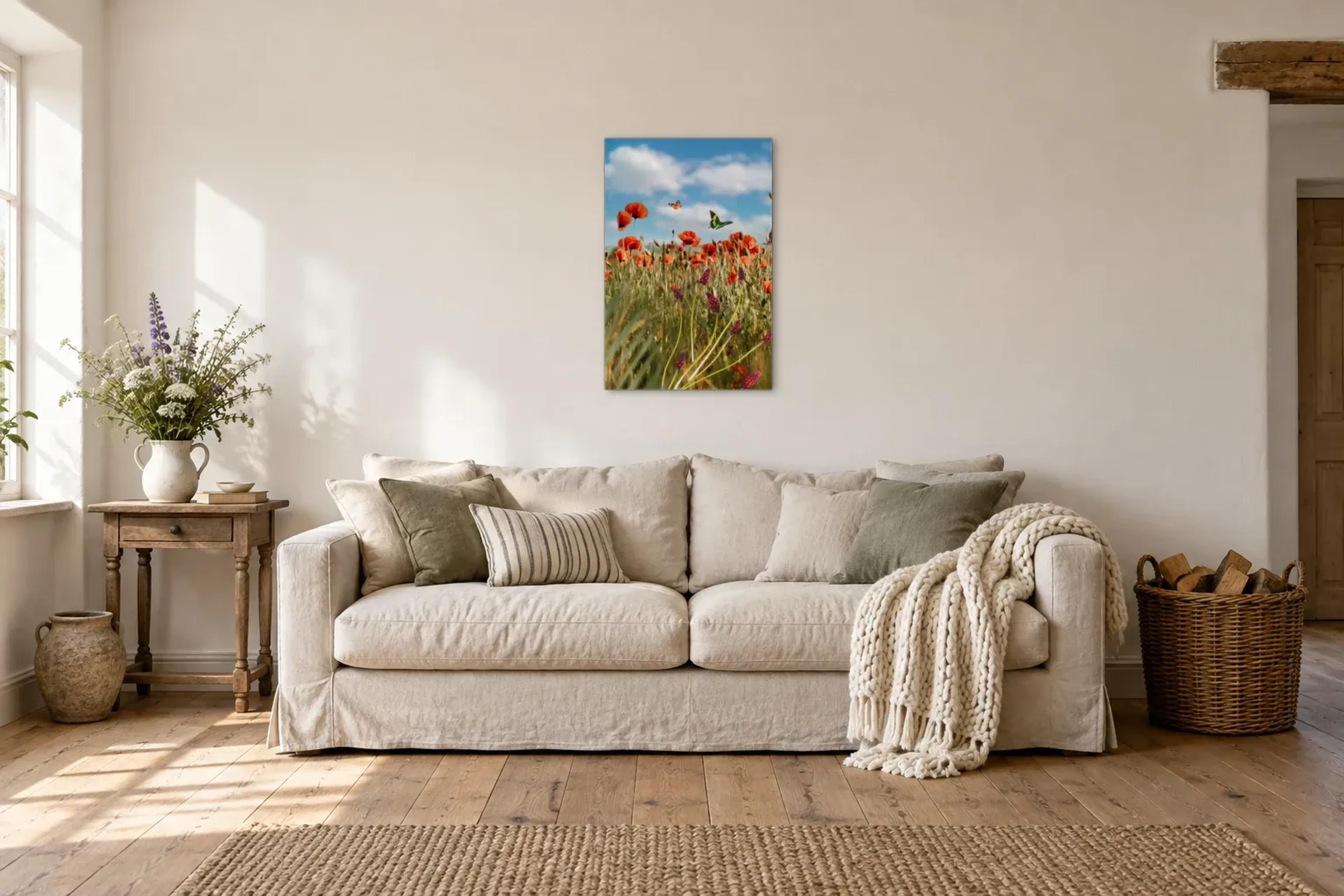Mohnwiese mit Schmetterlingen als Wandbild über einem 220-cm-Sofa