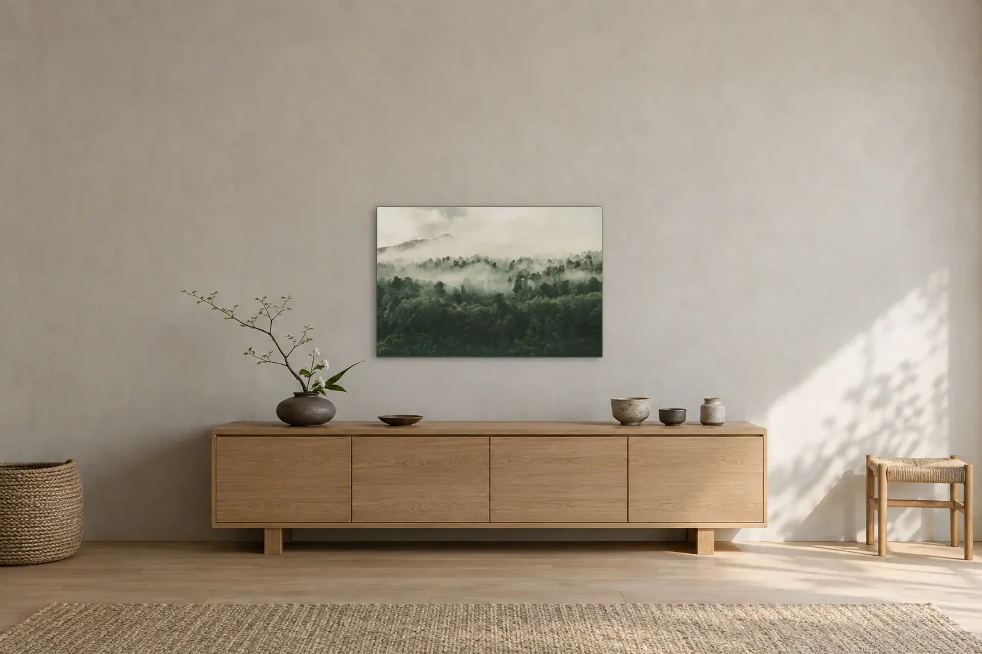 Baumkronen im Nebel als Wandbild über einem 180-cm-Sideboard
