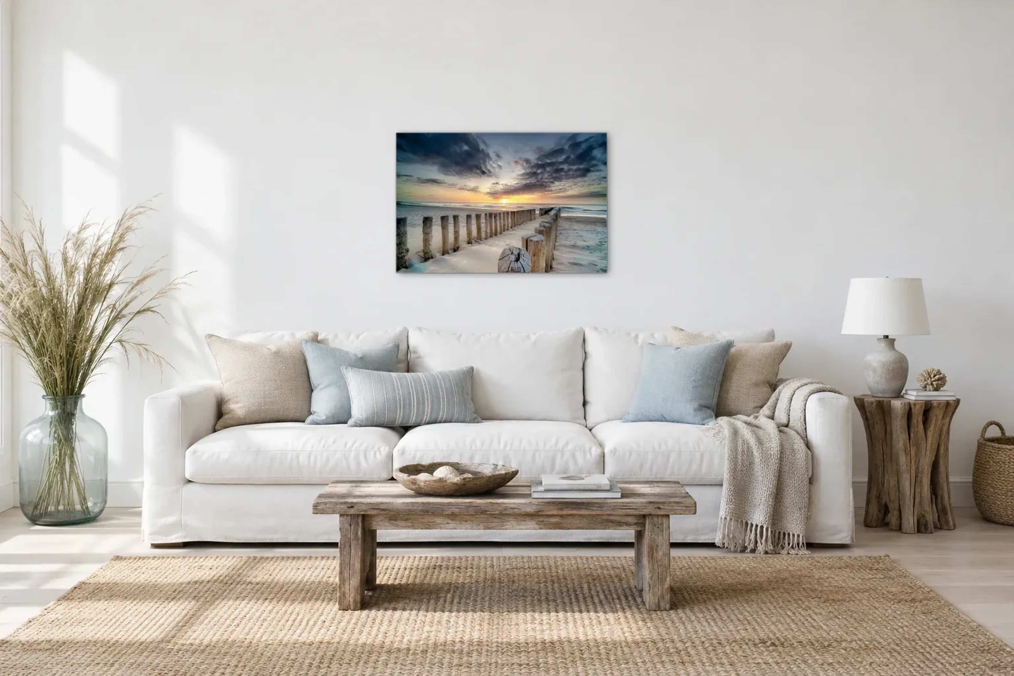 Holzpfähle am Meer als Wandbild über einem 220-cm-Sofa