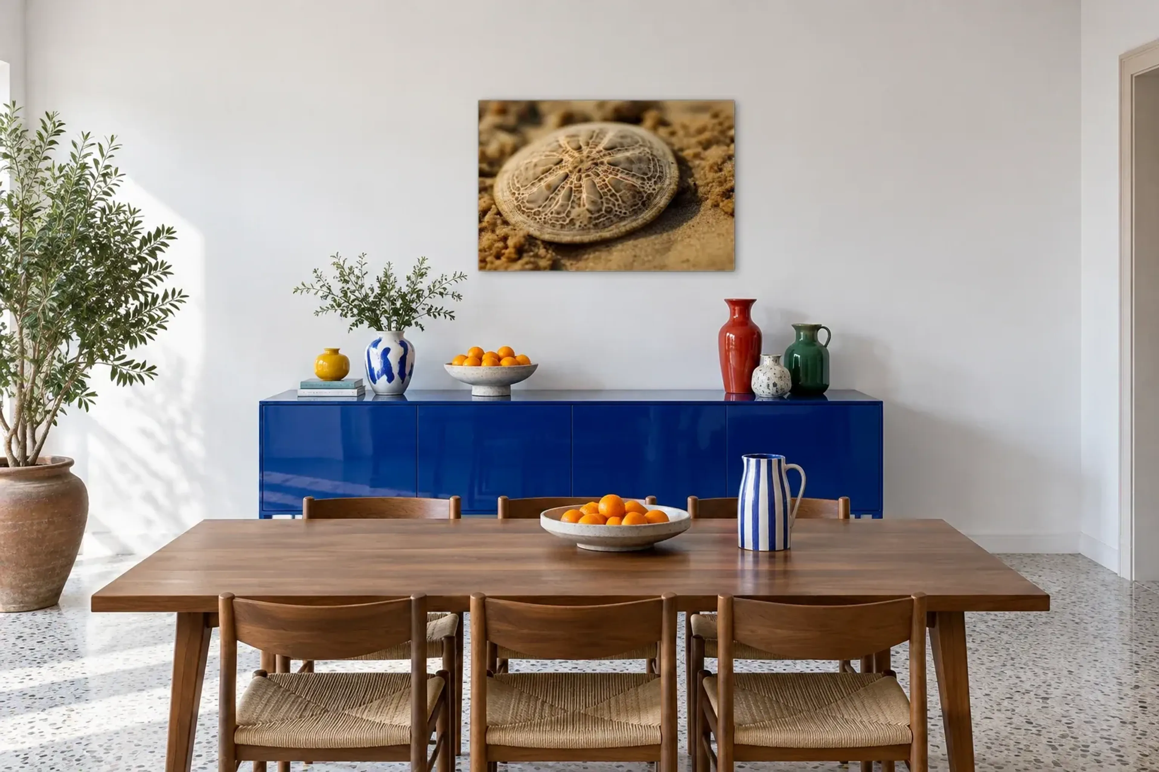 Sternmuster im Sand als Wandbild über einem 180-cm-Sideboard