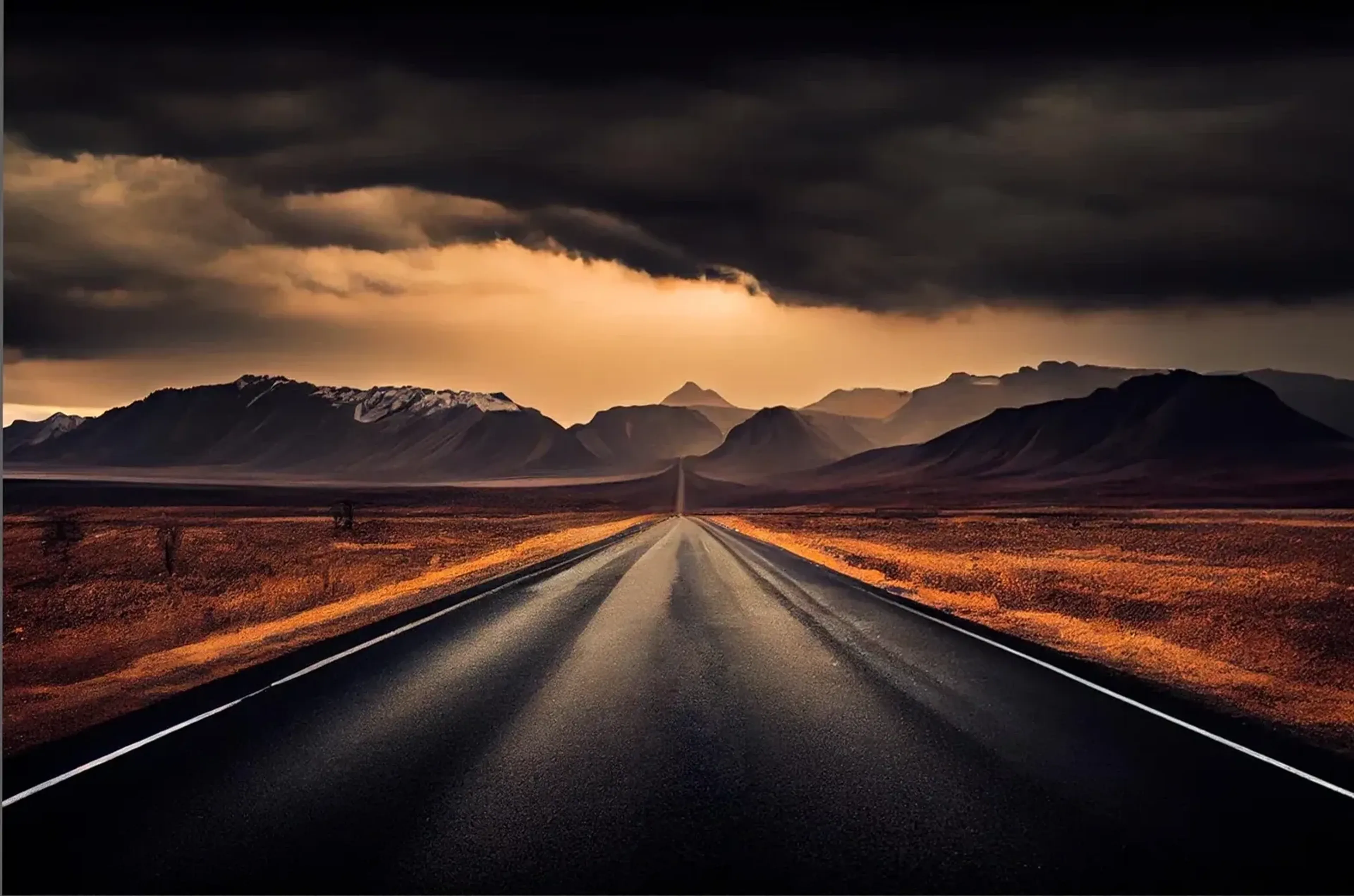 Eine gerade Straße führt durch eine rostorange Ebene zu dunklen Bergen unter schweren Wolken und warmem Licht.