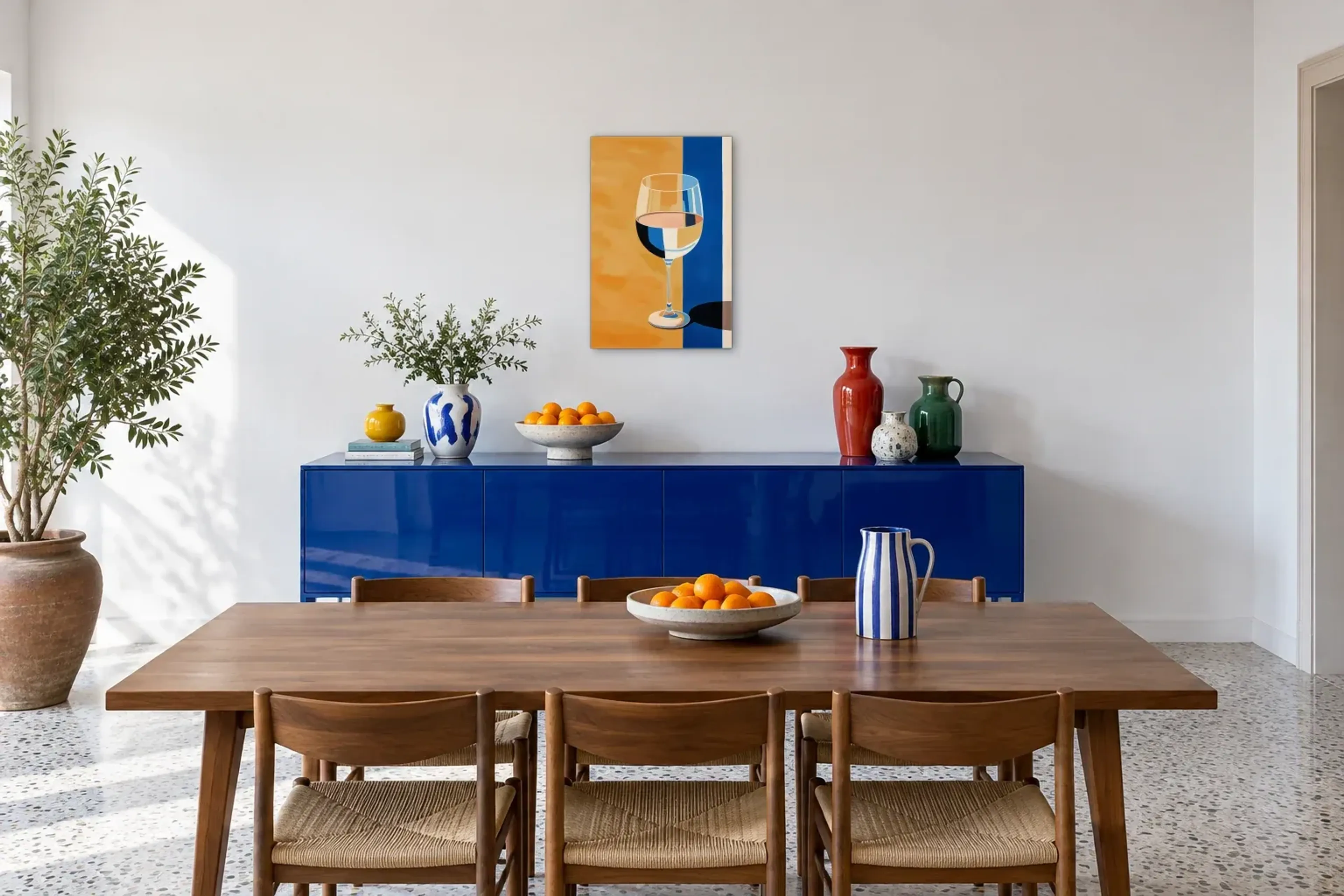 Weinglas in Blau und Ocker als Wandbild über einem 180-cm-Sideboard