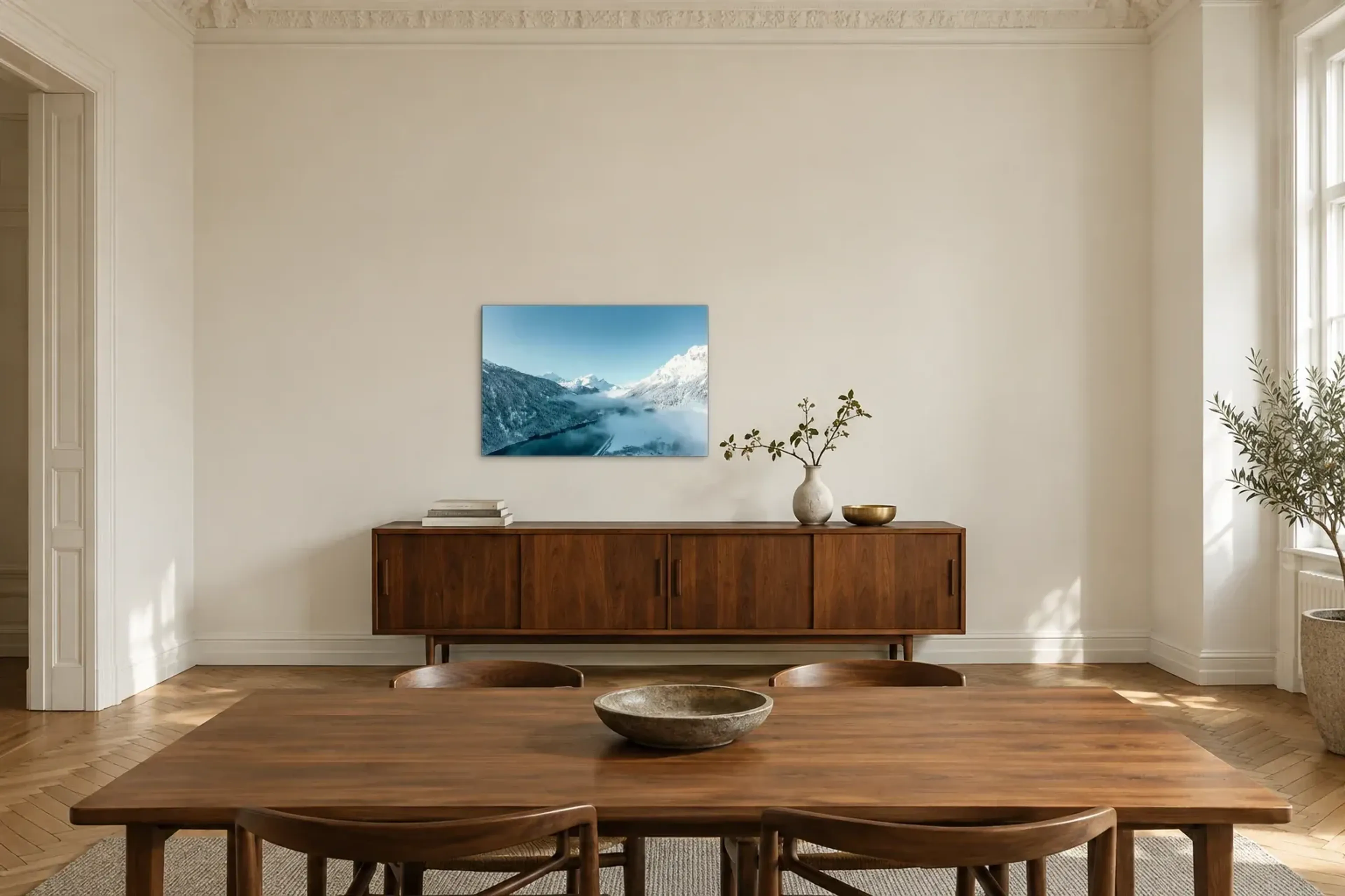 Wintersee im Nebel als Wandbild über einem 200-cm-Sideboard