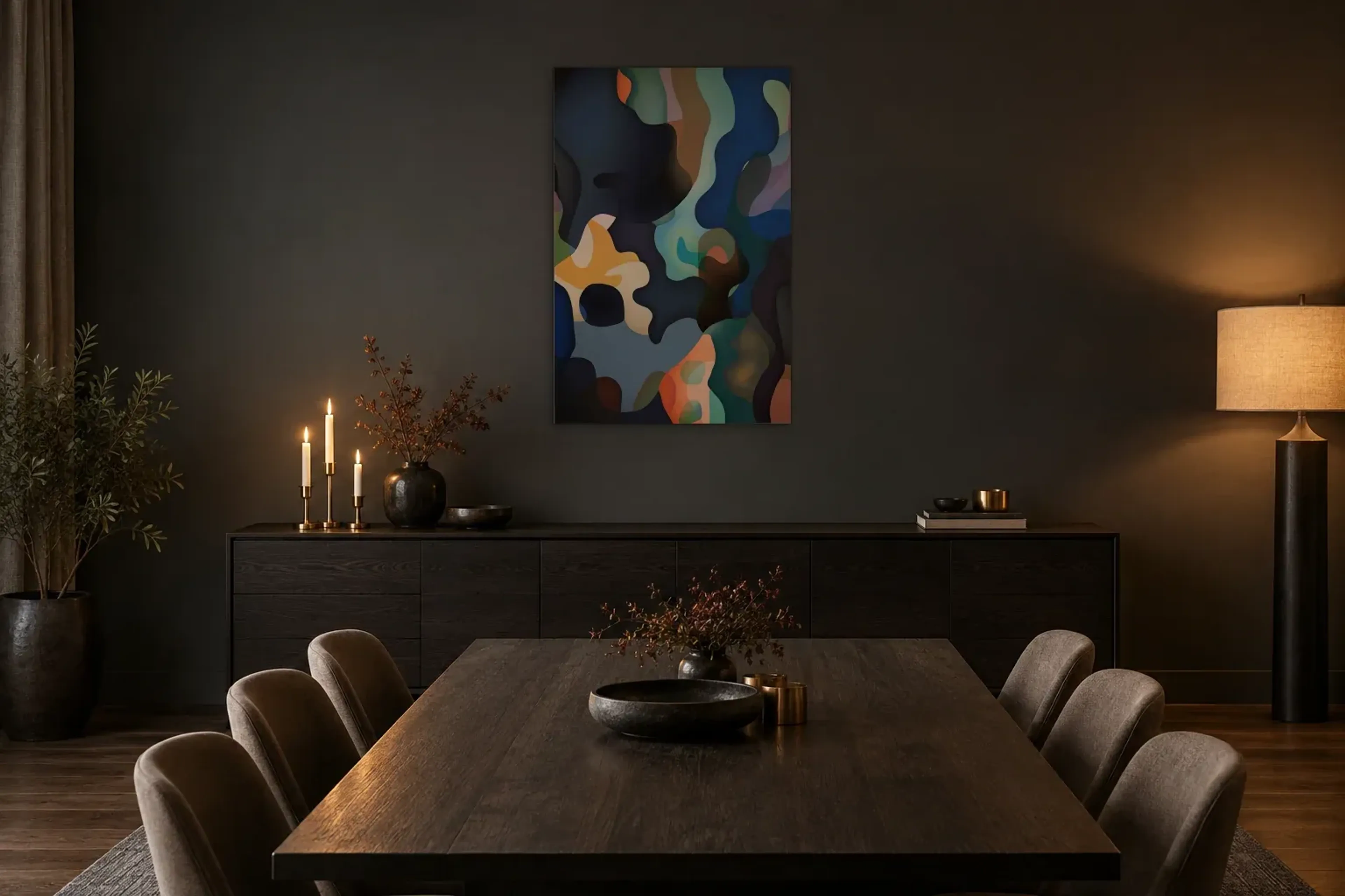 Fließende Farbwelten als Wandbild über einem 180-cm-Sideboard